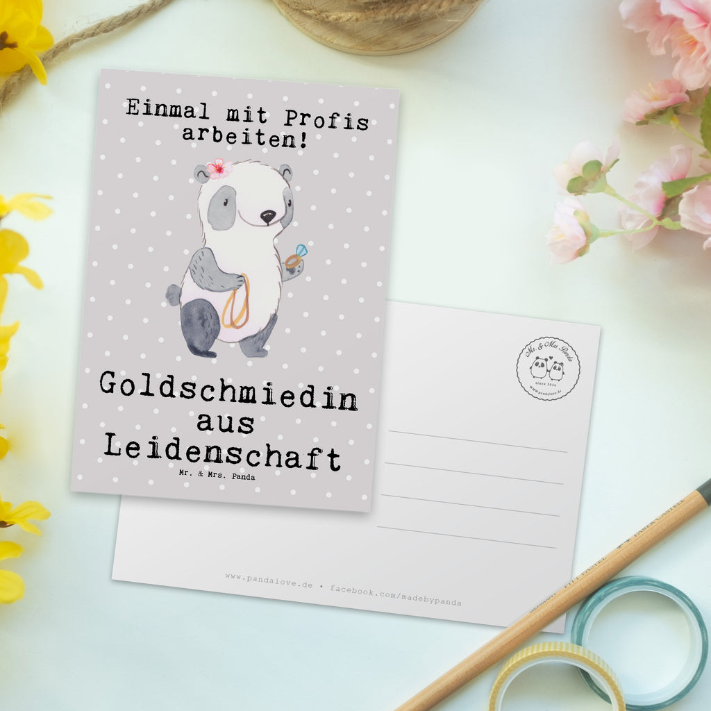 Postkarte Goldschmiedin aus Leidenschaft Geschenkkarte, Grußkarte, Karte, Einladung, Ansichtskarte, Geburtstagskarte, Einladungskarte, Beruf, Ausbildung, Jubiläum, Abschied, Rente, Kollege, Kollegin, Geschenk, Schenken, Arbeitskollege, Mitarbeiter, Firma, Danke, Dankeschön, Juwelierin, Goldschmiedin, Schmiedin, Schmuckwarenhändlerin, Schmuckgeschäft, Eröffnung