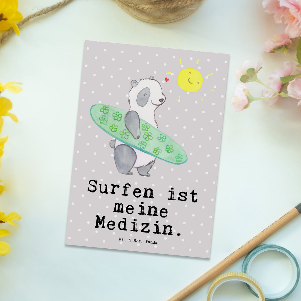 Postkarte Panda Surfen Medizin Geschenkkarte, Grußkarte, Karte, Einladung, Ansichtskarte, Geburtstagskarte, Einladungskarte, Dankeskarte, Geschenk, Sport, Sportart, Hobby, Schenken, Danke, Dankeschön, Auszeichnung, Gewinn, Sportler, Wellenreiten, Surfen, Surfschule, Surfen Erholung