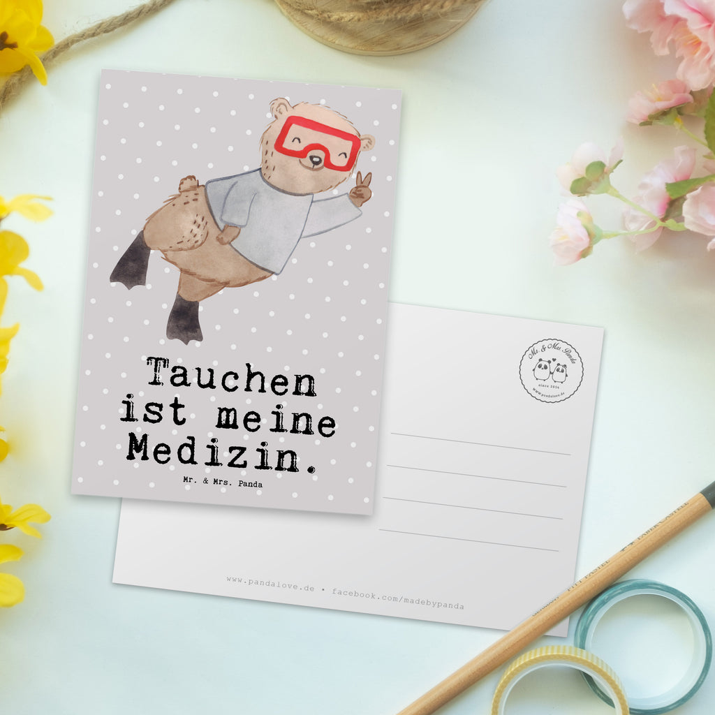 Postkarte Bär Tauchen Medizin Geschenkkarte, Grußkarte, Karte, Einladung, Ansichtskarte, Geburtstagskarte, Einladungskarte, Dankeskarte, Geschenk, Sport, Sportart, Hobby, Schenken, Danke, Dankeschön, Auszeichnung, Gewinn, Sportler, Tauchen, schnorcheln, Tauchgang, Tauchschule, Diving, Dive, Unterwasserabenteuer, Tauchsport, Tiefseetauchen, Tauchausflug, Tauchsafari