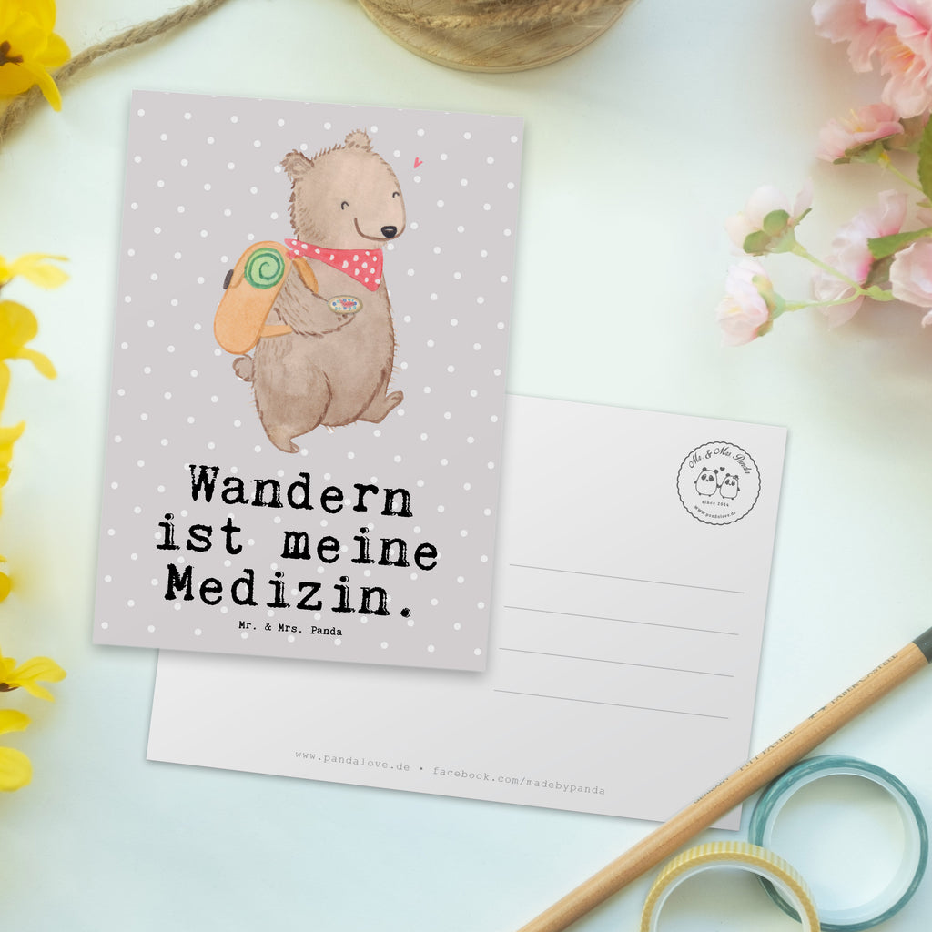 Postkarte Bär Wandern Medizin Geschenkkarte, Grußkarte, Karte, Einladung, Ansichtskarte, Geburtstagskarte, Einladungskarte, Dankeskarte, Geschenk, Sport, Sportart, Hobby, Schenken, Danke, Dankeschön, Auszeichnung, Gewinn, Sportler, Wandern, Bergsteigen, Wintertouren, Outdoor Sport, Freizeitsport, Spazieren, Natur entdecken