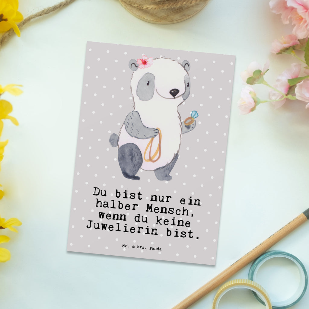Postkarte Juwelierin mit Herz Geschenkkarte, Grußkarte, Karte, Einladung, Ansichtskarte, Geburtstagskarte, Einladungskarte, Dankeskarte, Beruf, Ausbildung, Jubiläum, Abschied, Rente, Kollege, Kollegin, Geschenk, Schenken, Arbeitskollege, Mitarbeiter, Firma, Danke, Dankeschön, Juwelierin, Goldschmiedin, Schmuckwarenhändlerin, Schmuckgeschäft, Eröffnung