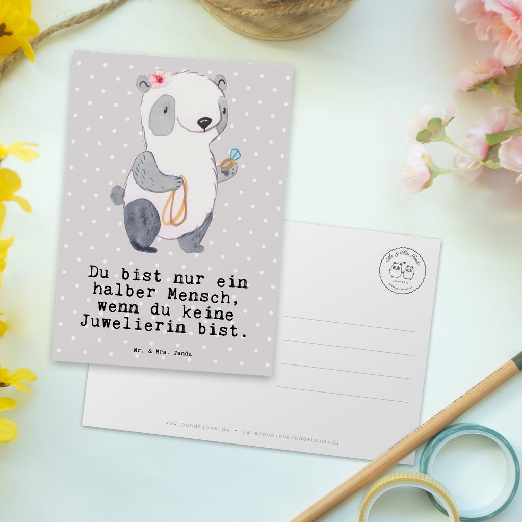 Postkarte Juwelierin mit Herz Geschenkkarte, Grußkarte, Karte, Einladung, Ansichtskarte, Geburtstagskarte, Einladungskarte, Dankeskarte, Beruf, Ausbildung, Jubiläum, Abschied, Rente, Kollege, Kollegin, Geschenk, Schenken, Arbeitskollege, Mitarbeiter, Firma, Danke, Dankeschön, Juwelierin, Goldschmiedin, Schmuckwarenhändlerin, Schmuckgeschäft, Eröffnung