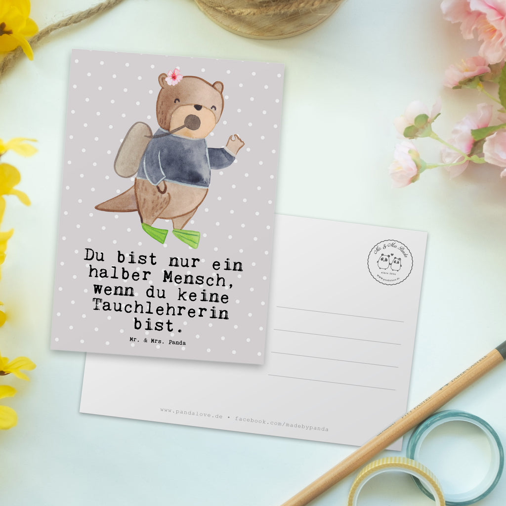 Postkarte Tauchlehrerin mit Herz Geschenkkarte, Grußkarte, Karte, Einladung, Ansichtskarte, Geburtstagskarte, Einladungskarte, Dankeskarte, Beruf, Ausbildung, Jubiläum, Abschied, Rente, Kollege, Kollegin, Geschenk, Schenken, Arbeitskollege, Mitarbeiter, Firma, Danke, Dankeschön