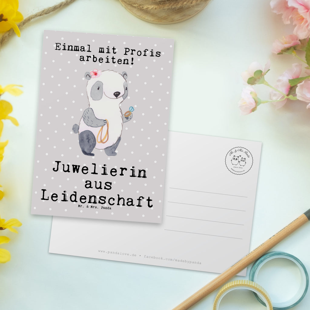 Postkarte Juwelierin aus Leidenschaft Geschenkkarte, Grußkarte, Karte, Einladung, Ansichtskarte, Geburtstagskarte, Einladungskarte, Dankeskarte, Beruf, Ausbildung, Jubiläum, Abschied, Rente, Kollege, Kollegin, Geschenk, Schenken, Arbeitskollege, Mitarbeiter, Firma, Danke, Dankeschön, Juwelierin, Goldschmiedin, Schmuckwarenhändlerin, Schmuckgeschäft, Eröffnung