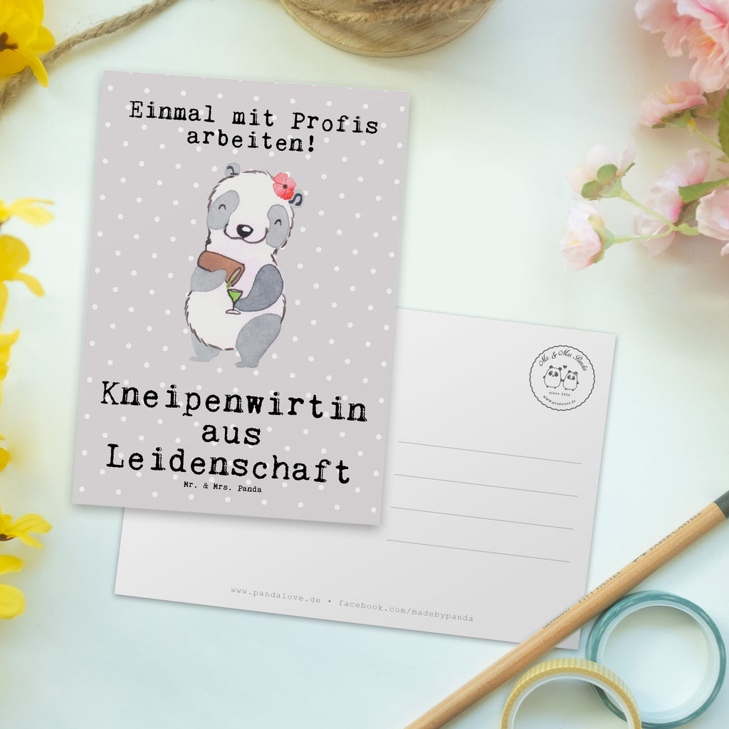 Postkarte Kneipenwirtin aus Leidenschaft Geschenkkarte, Grußkarte, Karte, Einladung, Ansichtskarte, Geburtstagskarte, Einladungskarte, Beruf, Ausbildung, Jubiläum, Abschied, Rente, Kollege, Kollegin, Geschenk, Schenken, Arbeitskollege, Mitarbeiter, Firma, Danke, Dankeschön, Kneipenwirtin, Gastwirtin, Gaststätte, Kneipe, Eröffnung, Barkeeperin, Rum, Bar