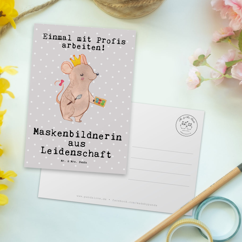 Postkarte Maskenbildnerin aus Leidenschaft Geschenkkarte, Grußkarte, Karte, Einladung, Ansichtskarte, Geburtstagskarte, Einladungskarte, Beruf, Ausbildung, Jubiläum, Abschied, Rente, Kollege, Kollegin, Geschenk, Schenken, Arbeitskollege, Mitarbeiter, Firma, Danke, Dankeschön, Kosmetikerin, Make Up Artist, Maskenbildnerin, Visagistin, Beauty Salon, Kosmetikstudio, Eröffnung