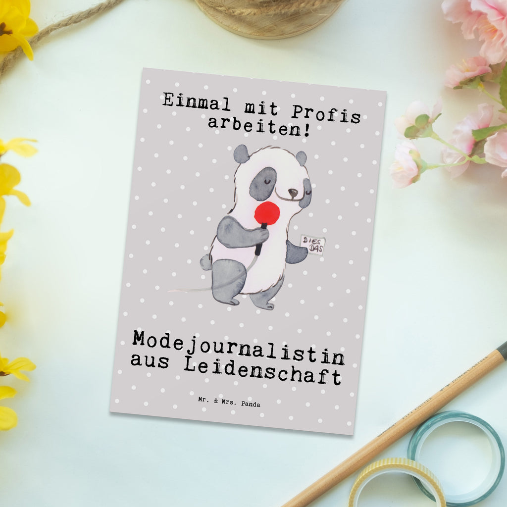 Postkarte Modejournalistin aus Leidenschaft Geschenkkarte, Grußkarte, Karte, Einladung, Ansichtskarte, Geburtstagskarte, Einladungskarte, Dankeskarte, Beruf, Ausbildung, Jubiläum, Abschied, Rente, Kollege, Kollegin, Geschenk, Schenken, Arbeitskollege, Mitarbeiter, Firma, Danke, Dankeschön, Modejournalistin, Journalistin, Reporterin, Redakteurin, Pressebüro, Studium