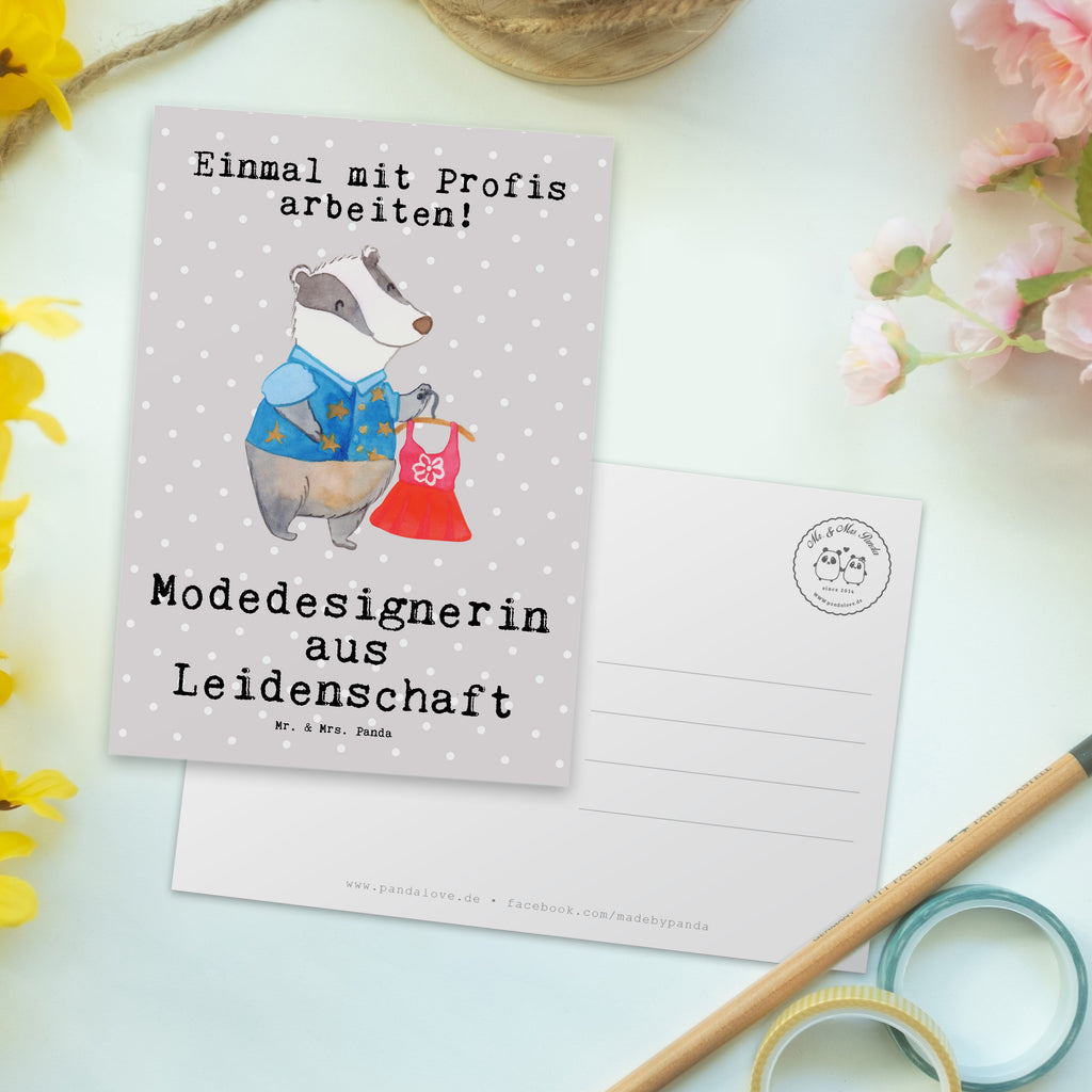 Postkarte Modedesignerin aus Leidenschaft Geschenkkarte, Grußkarte, Karte, Einladung, Ansichtskarte, Geburtstagskarte, Einladungskarte, Dankeskarte, Beruf, Ausbildung, Jubiläum, Abschied, Rente, Kollege, Kollegin, Geschenk, Schenken, Arbeitskollege, Mitarbeiter, Firma, Danke, Dankeschön, Modedesignerin, Fashion Designerin, Modeschöpferin