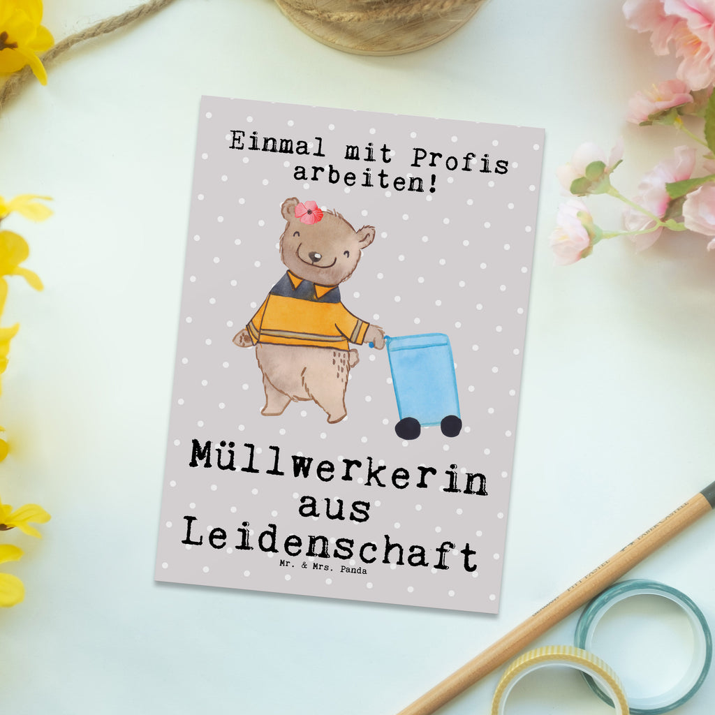 Postkarte Müllwerkerin aus Leidenschaft Geschenkkarte, Grußkarte, Karte, Einladung, Ansichtskarte, Geburtstagskarte, Einladungskarte, Dankeskarte, Beruf, Ausbildung, Jubiläum, Abschied, Rente, Kollege, Kollegin, Geschenk, Schenken, Arbeitskollege, Mitarbeiter, Firma, Danke, Dankeschön, Müllwerkerin, Fachkraft Kreislauf- und Abfallwirtschaft, Müllentsorgerin, Kehrichtfrau, Müllfrau, Müllfahreriin