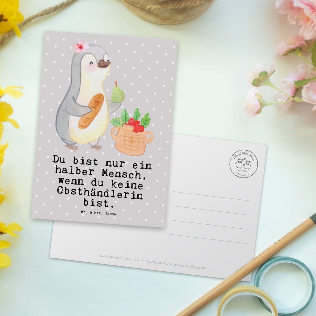 Postkarte Obsthändlerin mit Herz Geschenkkarte, Grußkarte, Karte, Einladung, Ansichtskarte, Geburtstagskarte, Einladungskarte, Dankeskarte, Beruf, Ausbildung, Jubiläum, Abschied, Rente, Kollege, Kollegin, Geschenk, Schenken, Arbeitskollege, Mitarbeiter, Firma, Danke, Dankeschön, Obsthändlerin, Obstverkäuferin, Wochenmarkthändlerin, Obstbäuerin, Obst- und Gemüsehändlerin, Obstplantage