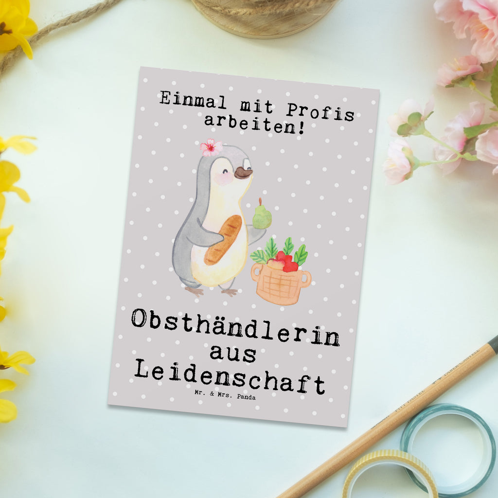Postkarte Obsthändlerin aus Leidenschaft Geschenkkarte, Grußkarte, Karte, Einladung, Ansichtskarte, Geburtstagskarte, Einladungskarte, Dankeskarte, Beruf, Ausbildung, Jubiläum, Abschied, Rente, Kollege, Kollegin, Geschenk, Schenken, Arbeitskollege, Mitarbeiter, Firma, Danke, Dankeschön, Obsthändlerin, Obstverkäuferin, Wochenmarkthändlerin, Obstbäuerin, Obst- und Gemüsehändlerin, Obstplantage