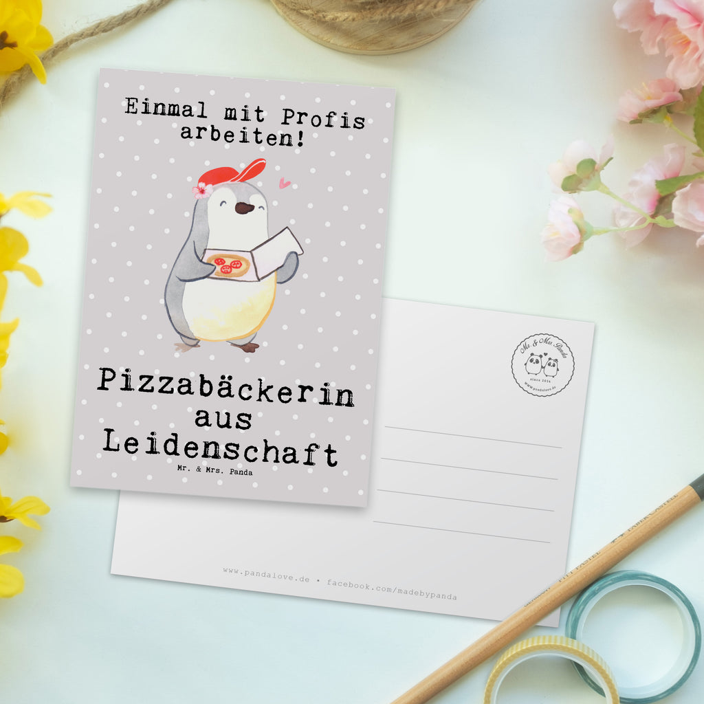 Postkarte Pizzabäckerin aus Leidenschaft Geschenkkarte, Grußkarte, Karte, Einladung, Ansichtskarte, Geburtstagskarte, Einladungskarte, Dankeskarte, Beruf, Ausbildung, Jubiläum, Abschied, Rente, Kollege, Kollegin, Geschenk, Schenken, Arbeitskollege, Mitarbeiter, Firma, Danke, Dankeschön, Lieferdienstmitarbeiterin, Pizzabäckerin, Pizzabotin, Pizzabringdienst, Lieferbringdienst