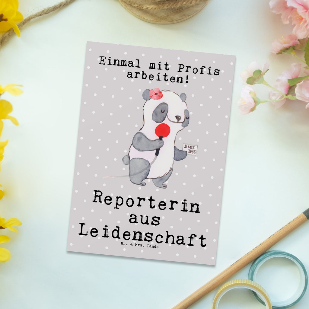 Postkarte Reporterin aus Leidenschaft Geschenkkarte, Grußkarte, Karte, Einladung, Ansichtskarte, Geburtstagskarte, Einladungskarte, Dankeskarte, Beruf, Ausbildung, Jubiläum, Abschied, Rente, Kollege, Kollegin, Geschenk, Schenken, Arbeitskollege, Mitarbeiter, Firma, Danke, Dankeschön