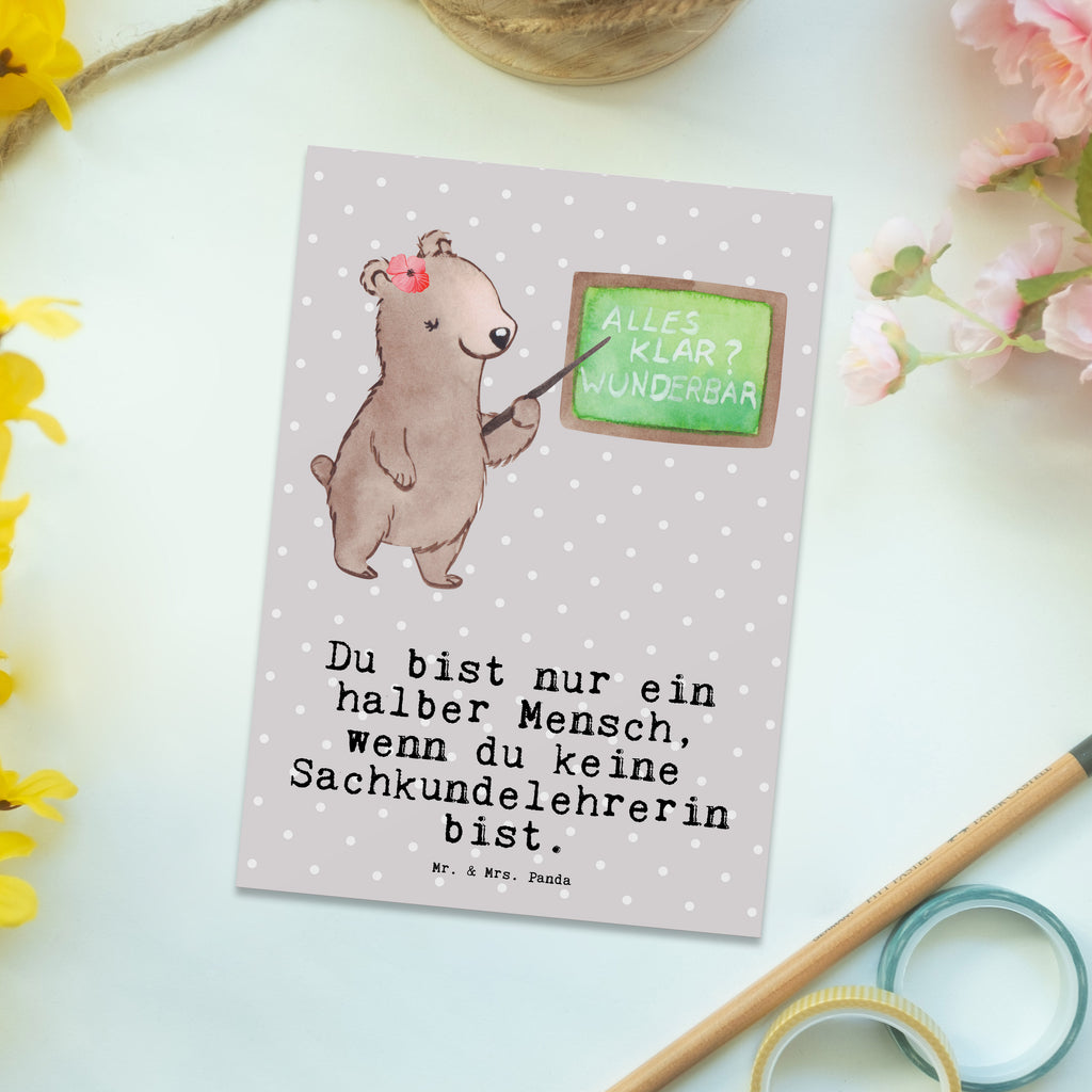 Postkarte Sachkundelehrerin mit Herz Geschenkkarte, Grußkarte, Karte, Einladung, Ansichtskarte, Geburtstagskarte, Einladungskarte, Dankeskarte, Beruf, Ausbildung, Jubiläum, Abschied, Rente, Kollege, Kollegin, Geschenk, Schenken, Arbeitskollege, Mitarbeiter, Firma, Danke, Dankeschön, Sachkundelehrerin, Sachkundeunterricht, Schule, Grundschule