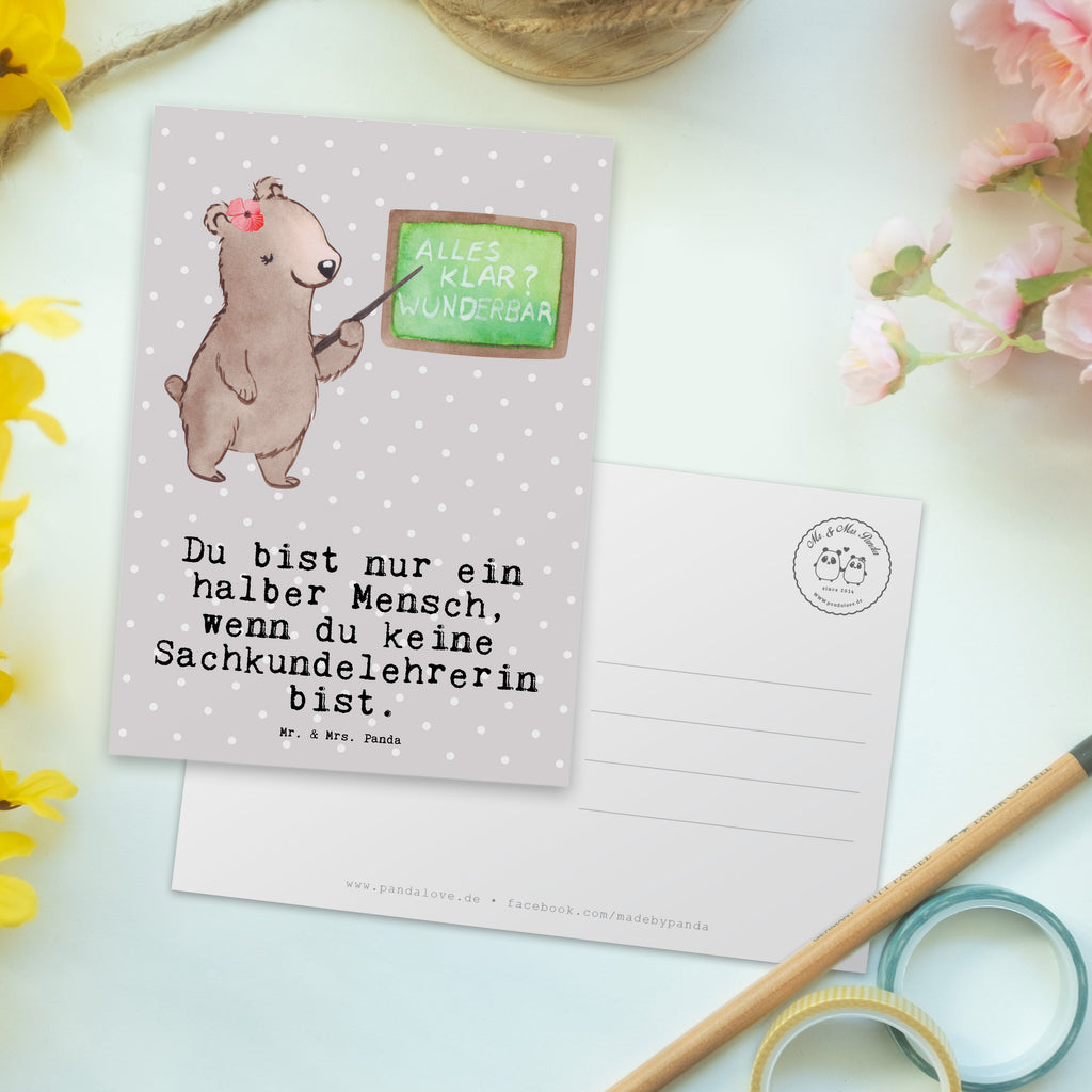Postkarte Sachkundelehrerin mit Herz Geschenkkarte, Grußkarte, Karte, Einladung, Ansichtskarte, Geburtstagskarte, Einladungskarte, Dankeskarte, Beruf, Ausbildung, Jubiläum, Abschied, Rente, Kollege, Kollegin, Geschenk, Schenken, Arbeitskollege, Mitarbeiter, Firma, Danke, Dankeschön, Sachkundelehrerin, Sachkundeunterricht, Schule, Grundschule