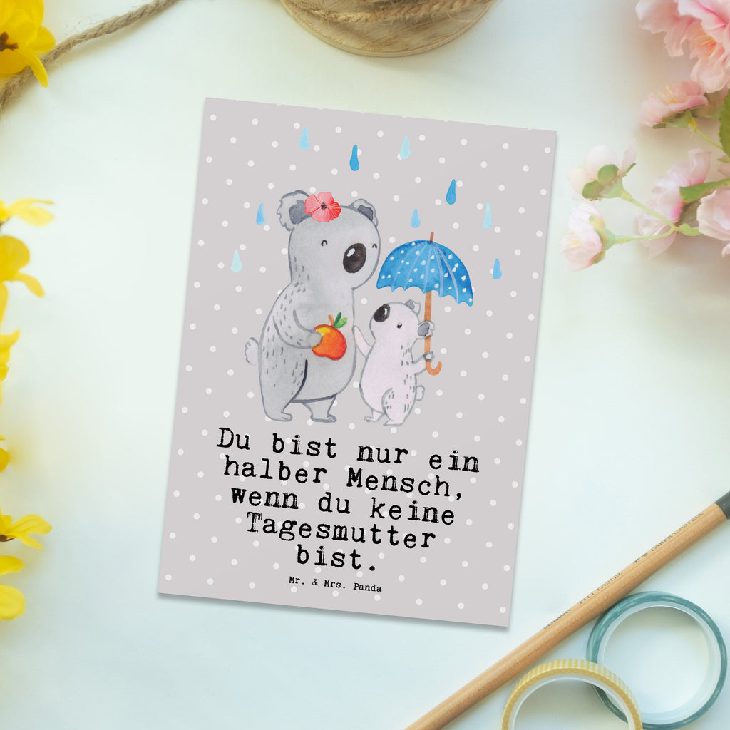 Postkarte Tagesmutter mit Herz Geschenkkarte, Grußkarte, Karte, Einladung, Ansichtskarte, Geburtstagskarte, Einladungskarte, Dankeskarte, Beruf, Ausbildung, Jubiläum, Abschied, Rente, Kollege, Kollegin, Geschenk, Schenken, Arbeitskollege, Mitarbeiter, Firma, Danke, Dankeschön