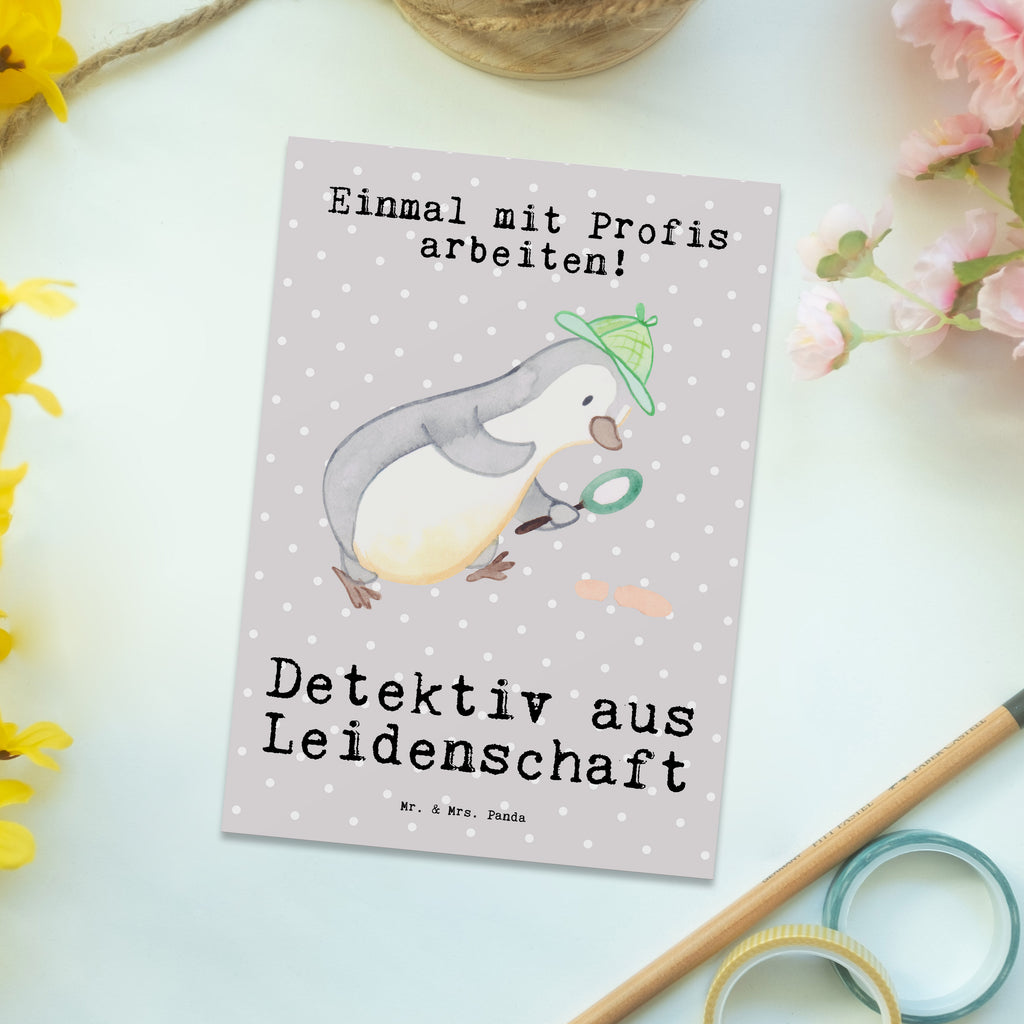Postkarte Detektiv aus Leidenschaft Geschenkkarte, Grußkarte, Karte, Einladung, Ansichtskarte, Geburtstagskarte, Einladungskarte, Dankeskarte, Beruf, Ausbildung, Jubiläum, Abschied, Rente, Kollege, Kollegin, Geschenk, Schenken, Arbeitskollege, Mitarbeiter, Firma, Danke, Dankeschön, Detektiv, Ermittler, Agent, Privatdetektei, Berufsdetektiv, Wirtschaftsdetektei, Detektivausbildung, Spurensuche