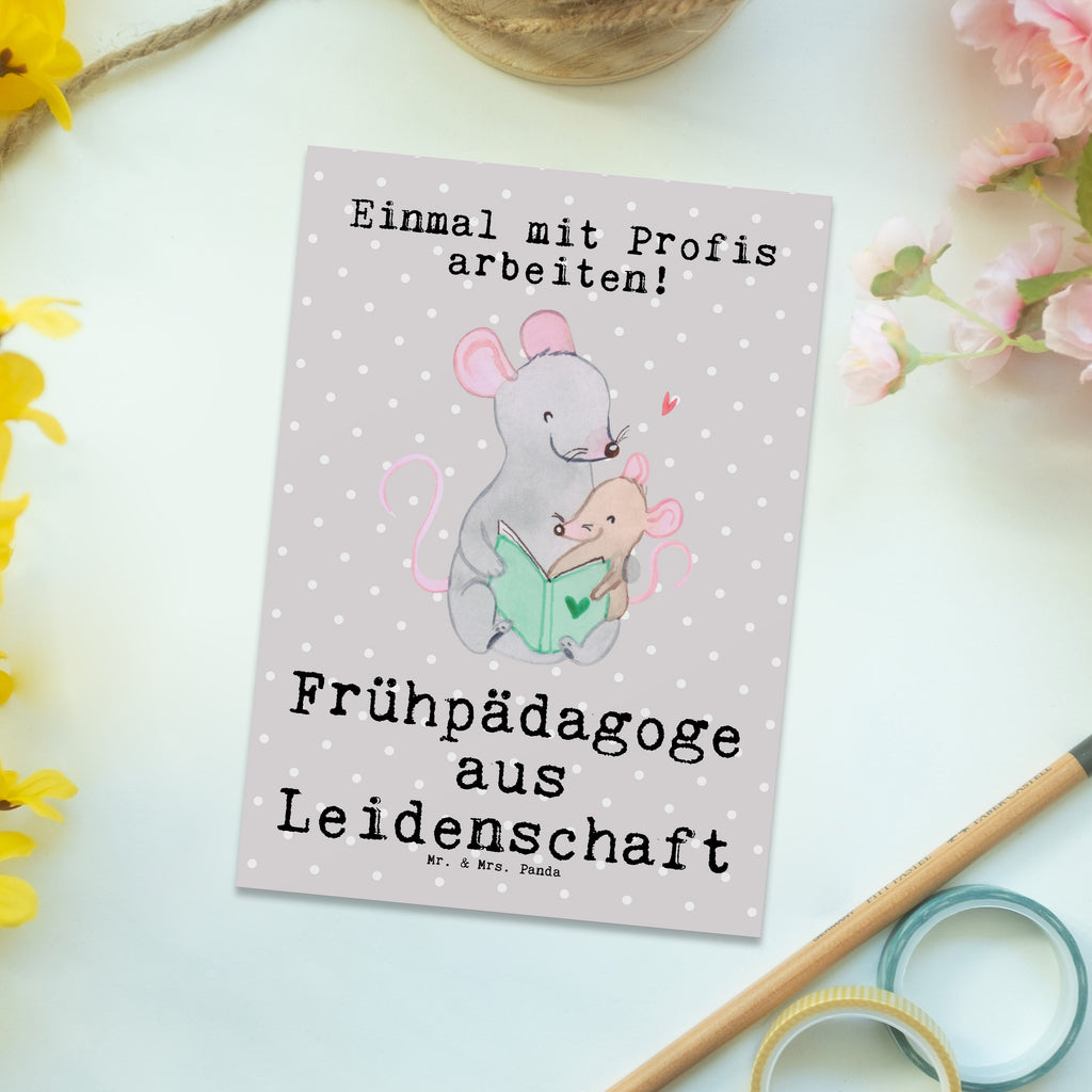 Postkarte Frühpädagoge aus Leidenschaft Geschenkkarte, Grußkarte, Karte, Einladung, Ansichtskarte, Geburtstagskarte, Einladungskarte, Dankeskarte, Beruf, Ausbildung, Jubiläum, Abschied, Rente, Kollege, Kollegin, Geschenk, Schenken, Arbeitskollege, Mitarbeiter, Firma, Danke, Dankeschön, Frühpädagoge, Frühpädagogik, Studium