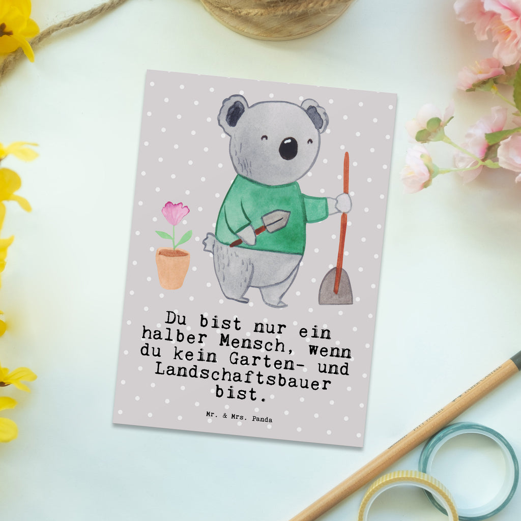 Postkarte Garten- und Landschaftsbauer mit Herz Geschenkkarte, Grußkarte, Karte, Einladung, Ansichtskarte, Geburtstagskarte, Einladungskarte, Dankeskarte, Beruf, Ausbildung, Jubiläum, Abschied, Rente, Kollege, Kollegin, Geschenk, Schenken, Arbeitskollege, Mitarbeiter, Firma, Danke, Dankeschön, Gärtner, Gartenplaner, Gärtnerei, Gartenbau, Hobbygärtner, Garten- und Landschaftsbauer