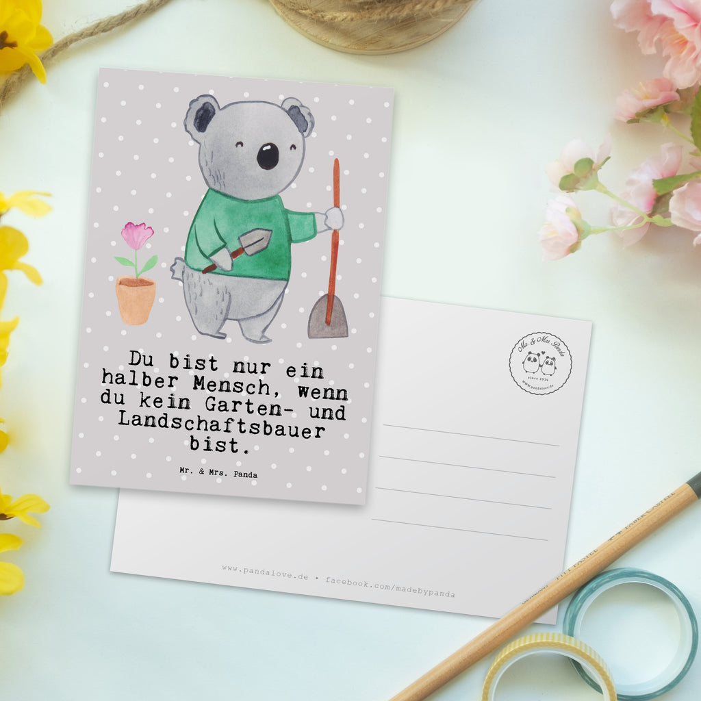 Postkarte Garten- und Landschaftsbauer mit Herz Geschenkkarte, Grußkarte, Karte, Einladung, Ansichtskarte, Geburtstagskarte, Einladungskarte, Dankeskarte, Beruf, Ausbildung, Jubiläum, Abschied, Rente, Kollege, Kollegin, Geschenk, Schenken, Arbeitskollege, Mitarbeiter, Firma, Danke, Dankeschön, Gärtner, Gartenplaner, Gärtnerei, Gartenbau, Hobbygärtner, Garten- und Landschaftsbauer