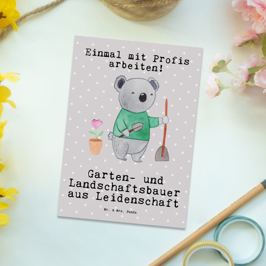 Postkarte Garten- und Landschaftsbauer aus Leidenschaft Geschenkkarte, Grußkarte, Karte, Einladung, Ansichtskarte, Geburtstagskarte, Einladungskarte, Beruf, Ausbildung, Jubiläum, Abschied, Rente, Kollege, Kollegin, Geschenk, Schenken, Arbeitskollege, Mitarbeiter, Firma, Danke, Dankeschön, Gärtner, Gartenplaner, Gärtnerei, Gartenbau, Hobbygärtner, Garten- und Landschaftsbauer