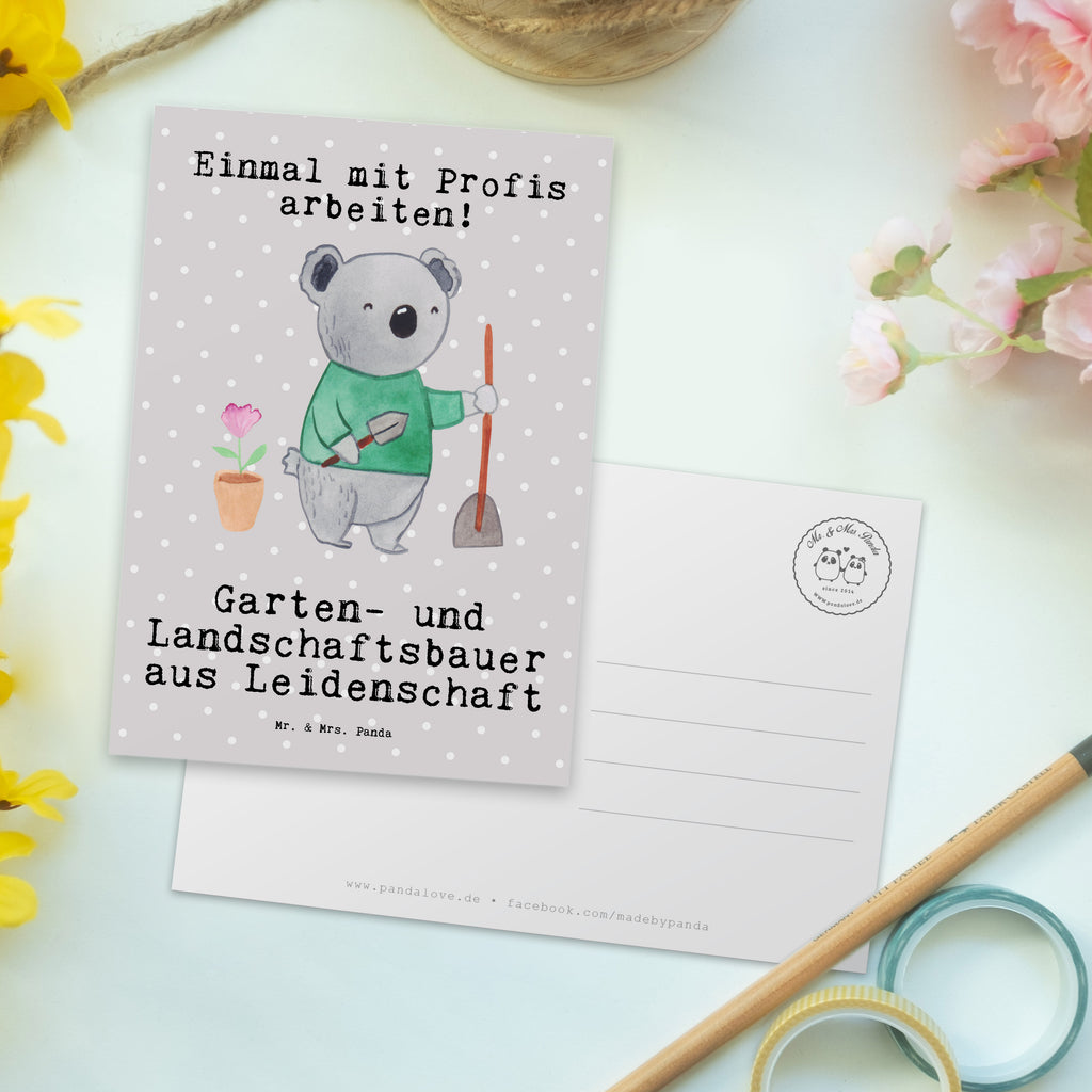 Postkarte Garten- und Landschaftsbauer aus Leidenschaft Geschenkkarte, Grußkarte, Karte, Einladung, Ansichtskarte, Geburtstagskarte, Einladungskarte, Beruf, Ausbildung, Jubiläum, Abschied, Rente, Kollege, Kollegin, Geschenk, Schenken, Arbeitskollege, Mitarbeiter, Firma, Danke, Dankeschön, Gärtner, Gartenplaner, Gärtnerei, Gartenbau, Hobbygärtner, Garten- und Landschaftsbauer