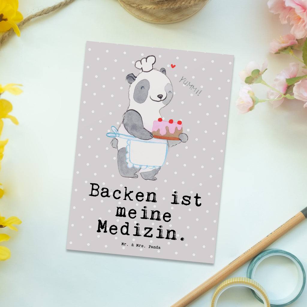 Postkarte Panda Backen Medizin Geschenkkarte, Grußkarte, Karte, Einladung, Ansichtskarte, Geburtstagskarte, Einladungskarte, Dankeskarte, Geschenk, Sport, Sportart, Hobby, Schenken, Danke, Dankeschön, Auszeichnung, Gewinn, Sportler, backen, Hobbybäcker, Kuchen backen