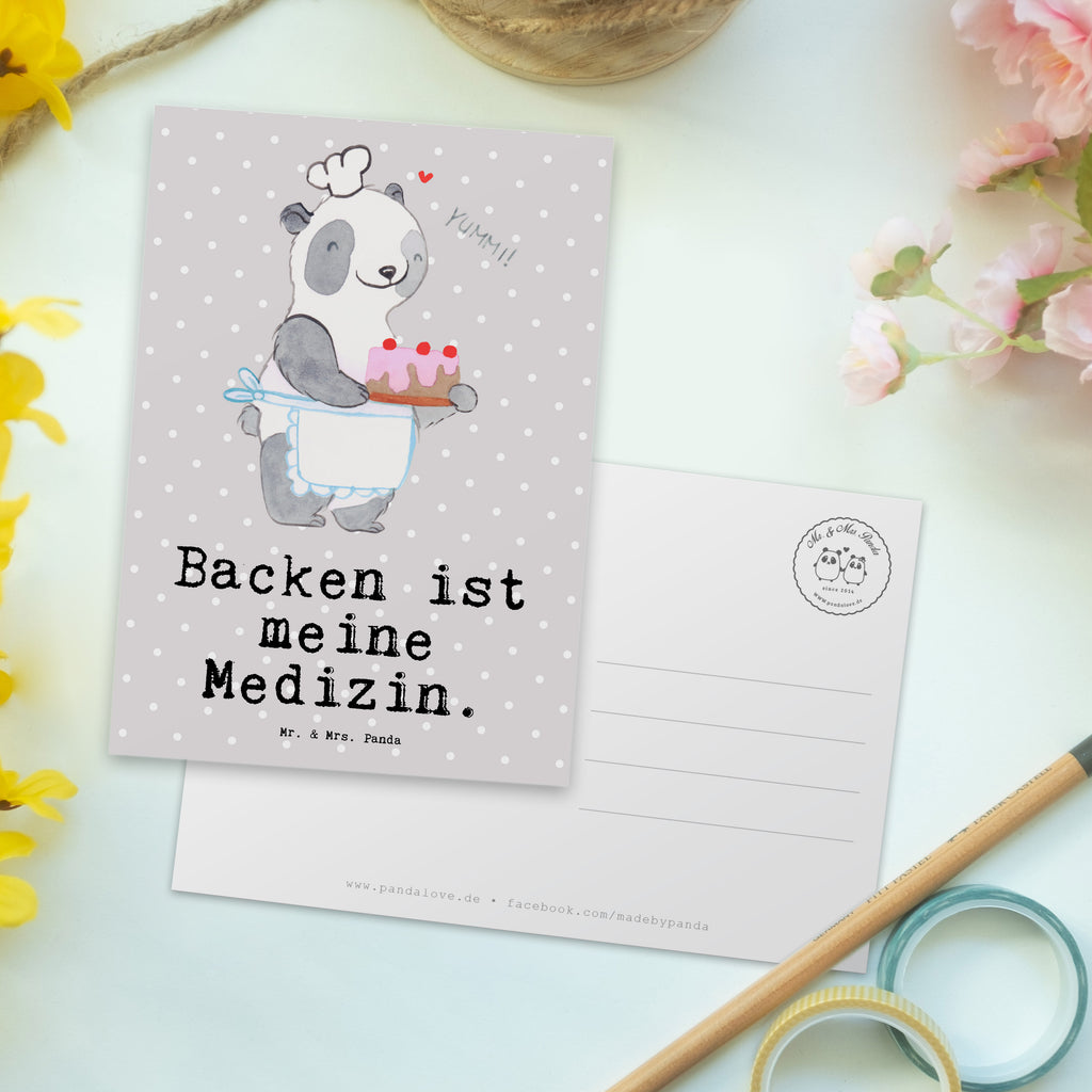 Postkarte Panda Backen Medizin Geschenkkarte, Grußkarte, Karte, Einladung, Ansichtskarte, Geburtstagskarte, Einladungskarte, Dankeskarte, Geschenk, Sport, Sportart, Hobby, Schenken, Danke, Dankeschön, Auszeichnung, Gewinn, Sportler, backen, Hobbybäcker, Kuchen backen