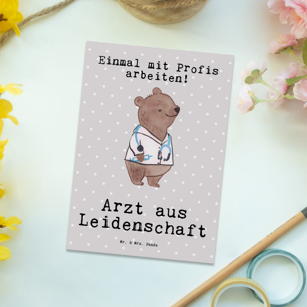 Postkarte Arzt aus Leidenschaft Geschenkkarte, Grußkarte, Karte, Einladung, Ansichtskarte, Geburtstagskarte, Einladungskarte, Dankeskarte, Beruf, Ausbildung, Jubiläum, Abschied, Rente, Kollege, Kollegin, Geschenk, Schenken, Arbeitskollege, Mitarbeiter, Firma, Danke, Dankeschön, Arzt, Hausarzt, Mediziner, Doktor, Medizinstudium, Doktortitel, Arztpraxis