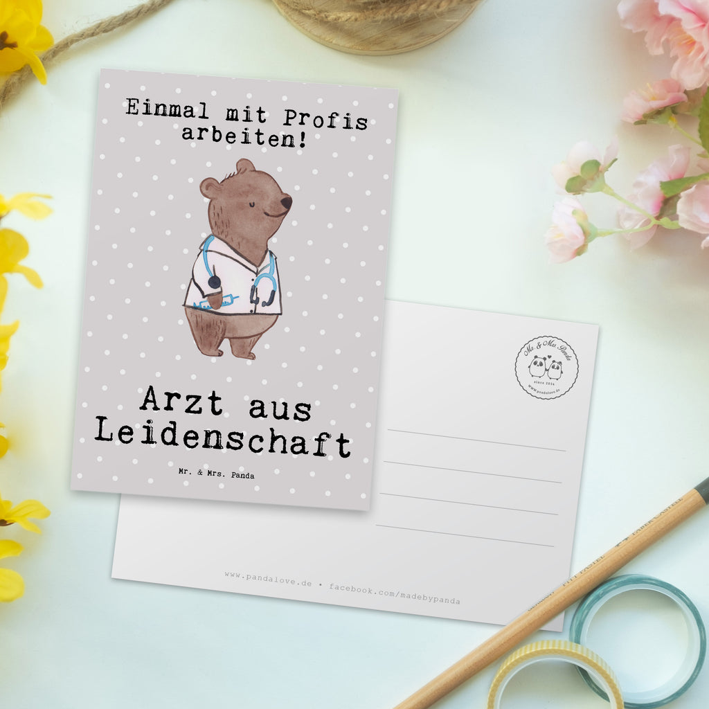 Postkarte Arzt aus Leidenschaft Geschenkkarte, Grußkarte, Karte, Einladung, Ansichtskarte, Geburtstagskarte, Einladungskarte, Dankeskarte, Beruf, Ausbildung, Jubiläum, Abschied, Rente, Kollege, Kollegin, Geschenk, Schenken, Arbeitskollege, Mitarbeiter, Firma, Danke, Dankeschön, Arzt, Hausarzt, Mediziner, Doktor, Medizinstudium, Doktortitel, Arztpraxis