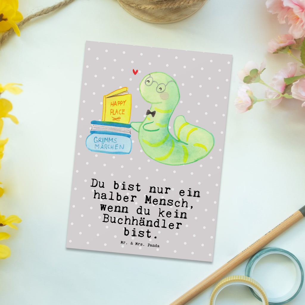 Postkarte Buchhändler mit Herz Geschenkkarte, Grußkarte, Karte, Einladung, Ansichtskarte, Geburtstagskarte, Einladungskarte, Beruf, Ausbildung, Jubiläum, Abschied, Rente, Kollege, Kollegin, Geschenk, Schenken, Arbeitskollege, Mitarbeiter, Firma, Danke, Dankeschön, Buchhändler, Buchhandlung, Buchverkäufer, Bibliothekar, Bücherwurm