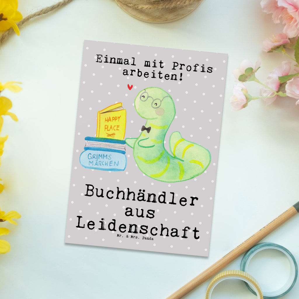 Postkarte Buchhändler aus Leidenschaft Geschenkkarte, Grußkarte, Karte, Einladung, Ansichtskarte, Geburtstagskarte, Einladungskarte, Beruf, Ausbildung, Jubiläum, Abschied, Rente, Kollege, Kollegin, Geschenk, Schenken, Arbeitskollege, Mitarbeiter, Firma, Danke, Dankeschön, Buchhändler, Buchhandlung, Buchverkäufer, Bibliothekar, Bücherwurm