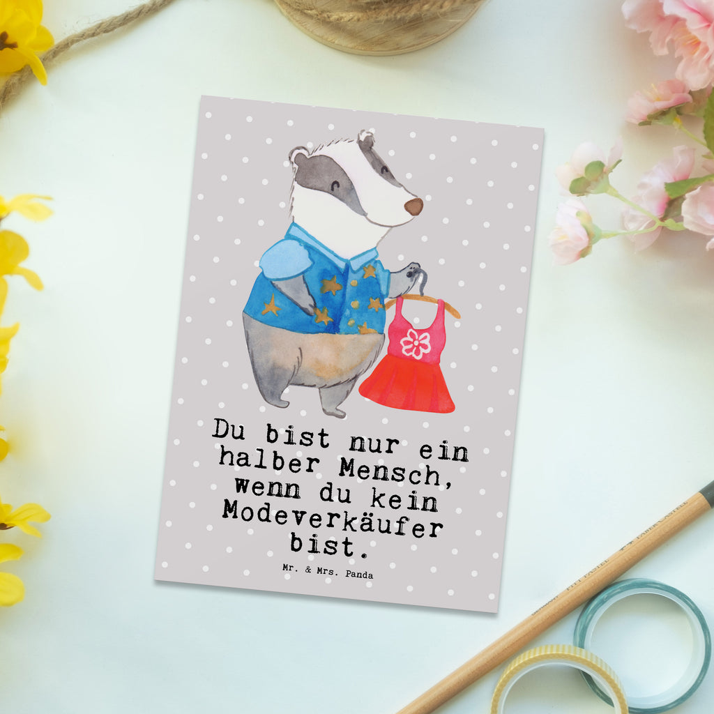 Postkarte Modeverkäufer mit Herz Geschenkkarte, Grußkarte, Karte, Einladung, Ansichtskarte, Geburtstagskarte, Einladungskarte, Beruf, Ausbildung, Jubiläum, Abschied, Rente, Kollege, Kollegin, Geschenk, Schenken, Arbeitskollege, Mitarbeiter, Firma, Danke, Dankeschön, Modeverkäufer, Verkäufer, Fashion Store