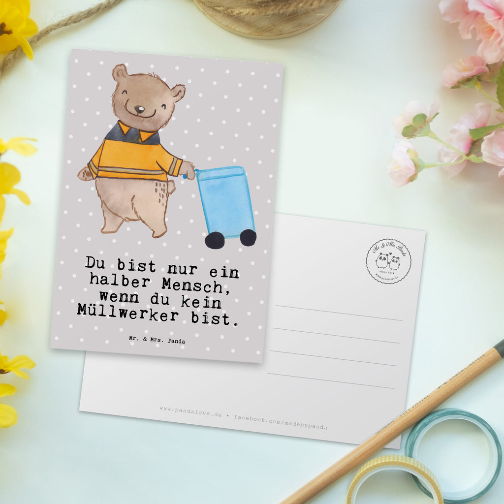 Postkarte Müllwerker mit Herz Geschenkkarte, Grußkarte, Karte, Einladung, Ansichtskarte, Geburtstagskarte, Einladungskarte, Beruf, Ausbildung, Jubiläum, Abschied, Rente, Kollege, Kollegin, Geschenk, Schenken, Arbeitskollege, Mitarbeiter, Firma, Danke, Dankeschön, Müllwerker, Fachkraft Kreislauf- und Abfallwirtschaft, Müllentsorger, Kehrichtmann, Müllmann, Müllfahrer