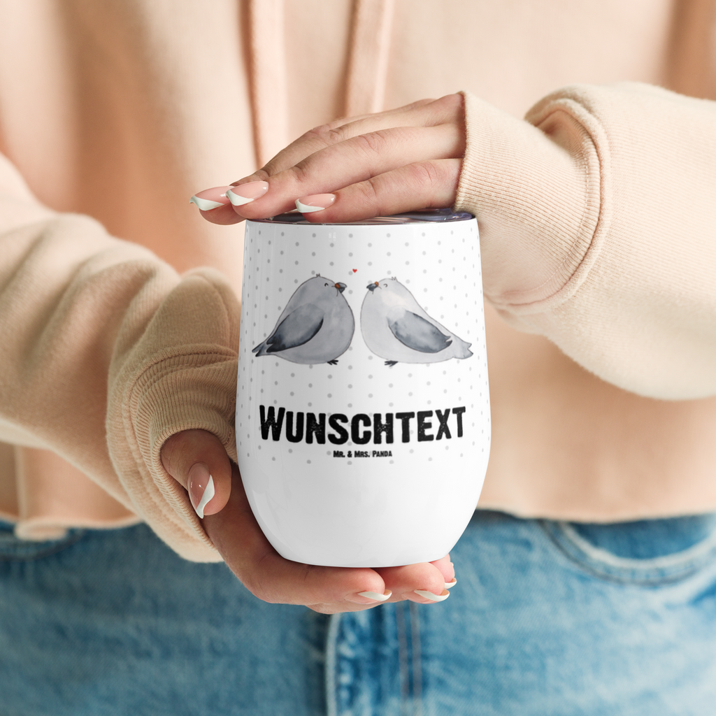 Personalisierter Weinbecher Turteltauben Liebe Personalisierter Weinbecher, Personalisierter Glühwein Becher, Heißgetränke, Personalisierter Trinkbecher, Personalisierter Weinkelch, Personalisiertes Weingläser, hochwertiger Weinbecher, Weinbecher Reisen, Weinbecher unterwegs, Personalisertes Sommerglas, mit Namen, Wunschtext, Personalisierung, selbst bedrucken, Personalisiertes Weinglas, Liebe, Partner, Freund, Freundin, Ehemann, Ehefrau, Heiraten, Verlobung, Heiratsantrag, Liebesgeschenk, Jahrestag, Hocheitstag, Turteltauben, Turteltäubchen, Tauben, Verliebt, Verlobt, Verheiratet, Geschenk Freundin, Geschenk Freund, Liebesbeweis, Hochzeitstag, Geschenk Hochzeit