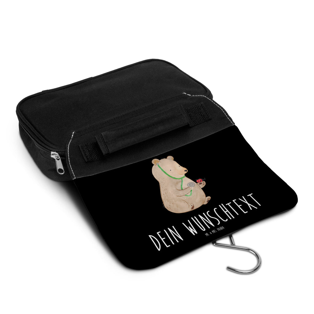 Personalisierter Kulturbeutel Bär Arzt Personalisierter Kulturbeutel, Personalisierte Waschtasche, Personalisierte Kosmetiktasche, Damen, Herren, Personalisierte Aufbewahrungstasche, Personalisierte Schminktasche, Personalisierter Kosmetikbeutel, Personalisierter Organizer, Personalisierte Kulturtasche, Personalisierte Schminkutensil, Personalisierung, Wunschtext, Wunschname, Selbst bedrucken, Kulturbeutel mit Namen, Bär, Teddy, Teddybär, Arzt, Ärztin, Doktor, Professor, Doktorin, Professorin