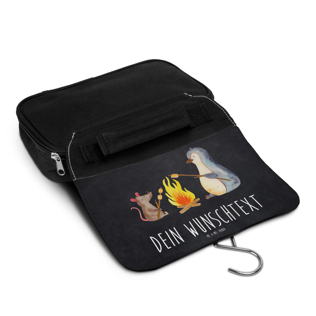 Personalisierter Kulturbeutel Pinguin Lagerfeuer Personalisierter Kulturbeutel, Personalisierte Waschtasche, Personalisierte Kosmetiktasche, Damen, Herren, Personalisierte Aufbewahrungstasche, Personalisierte Schminktasche, Personalisierter Kosmetikbeutel, Personalisierter Organizer, Personalisierte Kulturtasche, Personalisierte Schminkutensil, Personalisierung, Wunschtext, Wunschname, Selbst bedrucken, Kulturbeutel mit Namen, Pinguin, Maus, Pinguine, Lagerfeuer, Leben, Arbeit, Job, Motivation, Büro, Büroalltag, Lebensspruch, Lebensmotivation, Neustart, Liebe, grillen, Feuer, Marshmallows