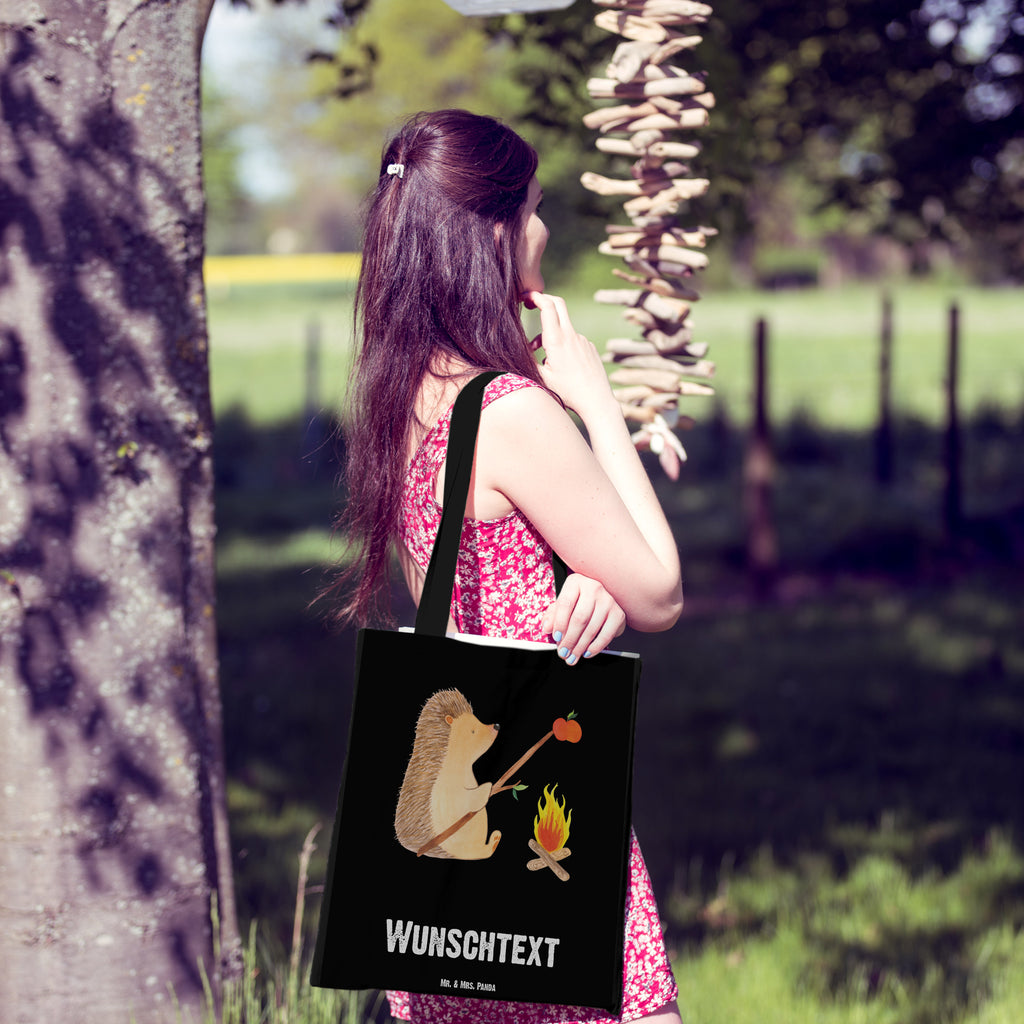 Personalisierte Tragetasche Igel grillt Personalisierte Beuteltasche, Personalisierter Beutel, Personalisierte Einkaufstasche, Personalisierter Jutebeutel, Personalisierter Stoffbeutel, Tragetasche mit Namen, Einkaufstasche mit Namen, Stoffbeutel mit Namen, Personalisierte Tasche, Personalisierte Jutetasche, Personalisierte Kindergartentasche, süße Tiermotive, gute Laune, lustige Sprüche, Tiere, Igel, Grillen, Ziele, Motivation, arbeitslos, Sinn des Lebens, Spruch