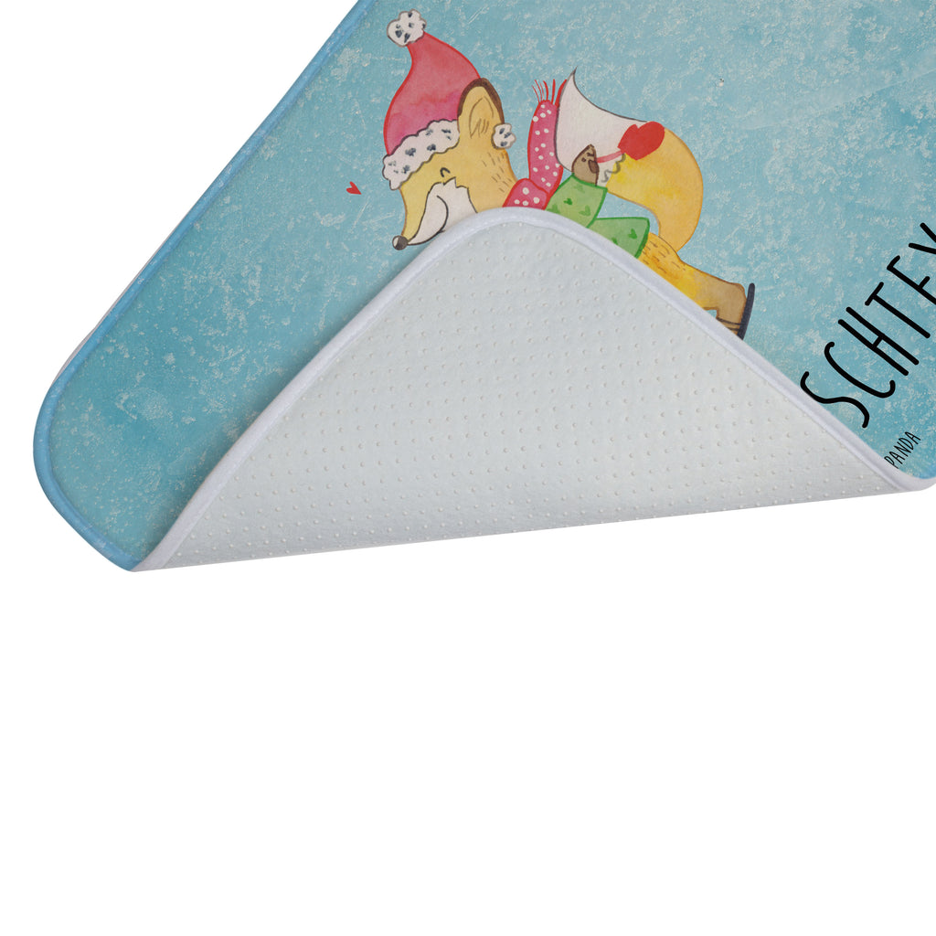 Personalisierter Badvorleger Fuchs  Schlittschuhe Personalisierte Badematte, Personalisierter Badteppich, Personalisierter Duschvorleger, Personalisierter Badezimmerteppich, Personalisierter Badezimmermatte, Personalisierter Badvorleger, Personalisierter Duschmatte, Personalisierter Duschteppich, Badematte mit Namen, Badteppich mit Namen, Duschvorleger mit Namen, Badezimmerteppich mit Namen, Badezimmermatte mit Namen, Badvorleger mit Namen, Duschmatte mit Namen, Duschteppich mit Namen, Wunschtext, Badvorleger selbst bedrucken, Wunschname, Personalisieren, Winter, Weihnachten, Weihnachtsdeko, Nikolaus, Advent, Heiligabend, Wintermotiv, Weihnachtsmann, Weihnachtstage, Weihnachtsbaum, Tannenbaum, Weihnachtszeit