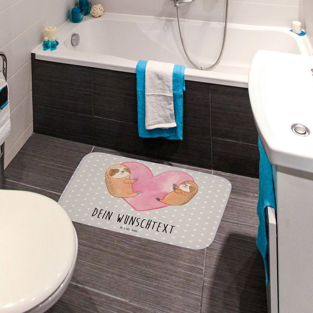 Personalisierter Badvorleger Faultiere Herz Personalisierte Badematte, Personalisierter Badteppich, Personalisierter Duschvorleger, Personalisierter Badezimmerteppich, Personalisierter Badezimmermatte, Personalisierter Badvorleger, Personalisierter Duschmatte, Personalisierter Duschteppich, Badematte mit Namen, Badteppich mit Namen, Duschvorleger mit Namen, Badezimmerteppich mit Namen, Badezimmermatte mit Namen, Badvorleger mit Namen, Duschmatte mit Namen, Duschteppich mit Namen, Wunschtext, Badvorleger selbst bedrucken, Wunschname, Personalisieren, Liebe, Partner, Freund, Freundin, Ehemann, Ehefrau, Heiraten, Verlobung, Heiratsantrag, Liebesgeschenk, Jahrestag, Hocheitstag, Valentinstag, Geschenk für Frauen, Hochzeitstag, Mitbringsel, Geschenk für Freundin, Geschenk für Partner, Liebesbeweis, für Männer, für Ehemann