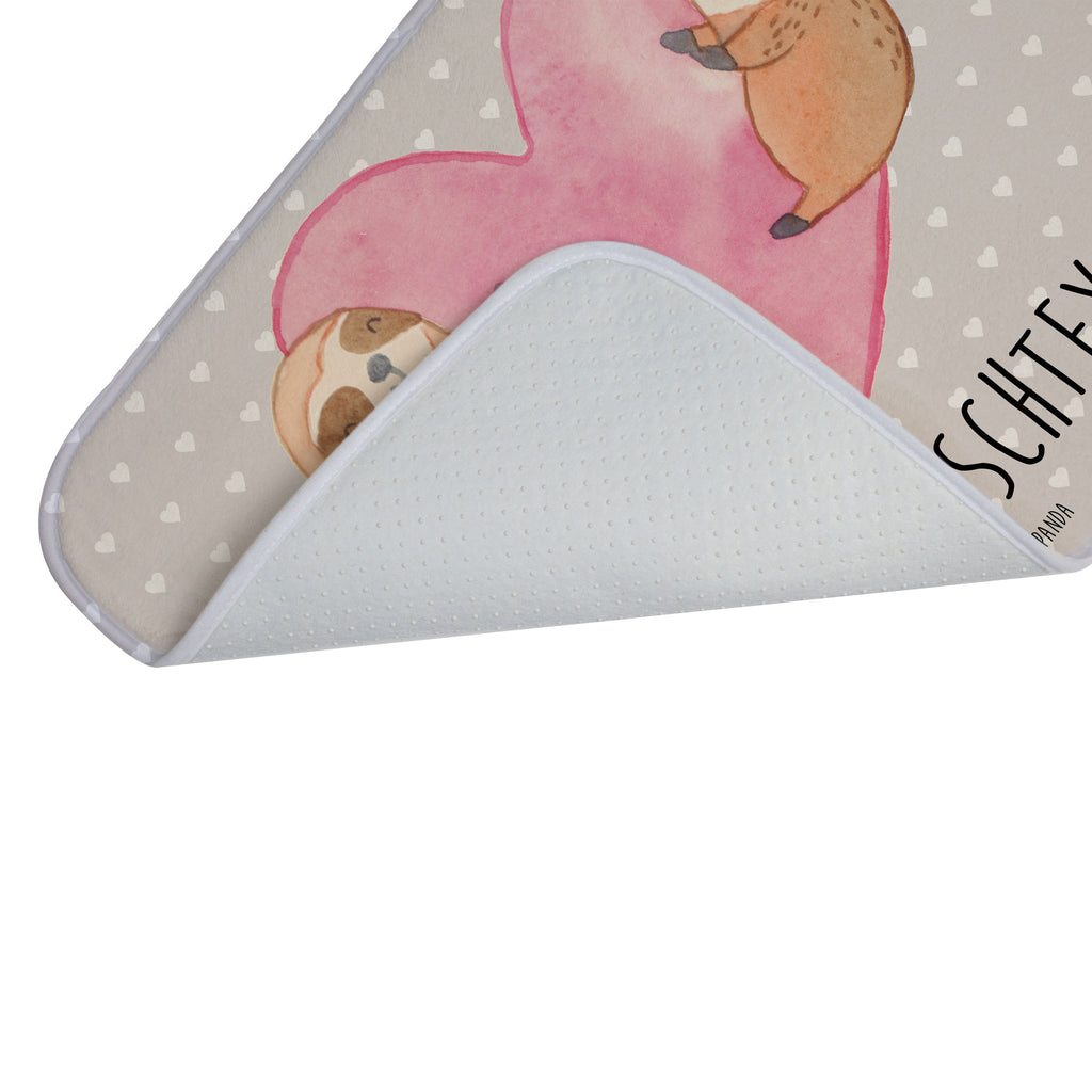 Personalisierter Badvorleger Faultiere Herz Personalisierte Badematte, Personalisierter Badteppich, Personalisierter Duschvorleger, Personalisierter Badezimmerteppich, Personalisierter Badezimmermatte, Personalisierter Badvorleger, Personalisierter Duschmatte, Personalisierter Duschteppich, Badematte mit Namen, Badteppich mit Namen, Duschvorleger mit Namen, Badezimmerteppich mit Namen, Badezimmermatte mit Namen, Badvorleger mit Namen, Duschmatte mit Namen, Duschteppich mit Namen, Wunschtext, Badvorleger selbst bedrucken, Wunschname, Personalisieren, Liebe, Partner, Freund, Freundin, Ehemann, Ehefrau, Heiraten, Verlobung, Heiratsantrag, Liebesgeschenk, Jahrestag, Hocheitstag, Valentinstag, Geschenk für Frauen, Hochzeitstag, Mitbringsel, Geschenk für Freundin, Geschenk für Partner, Liebesbeweis, für Männer, für Ehemann