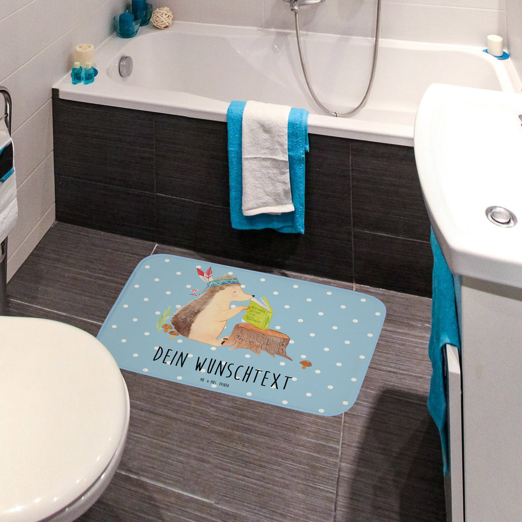 Personalisierter Badvorleger Igel Indianer Personalisierte Badematte, Personalisierter Badteppich, Personalisierter Duschvorleger, Personalisierter Badezimmerteppich, Personalisierter Badezimmermatte, Personalisierter Badvorleger, Personalisierter Duschmatte, Personalisierter Duschteppich, Badematte mit Namen, Badteppich mit Namen, Duschvorleger mit Namen, Badezimmerteppich mit Namen, Badezimmermatte mit Namen, Badvorleger mit Namen, Duschmatte mit Namen, Duschteppich mit Namen, Wunschtext, Badvorleger selbst bedrucken, Wunschname, Personalisieren, Waldtiere, Tiere, Igel, Indianer, Abenteuer, Lagerfeuer, Camping