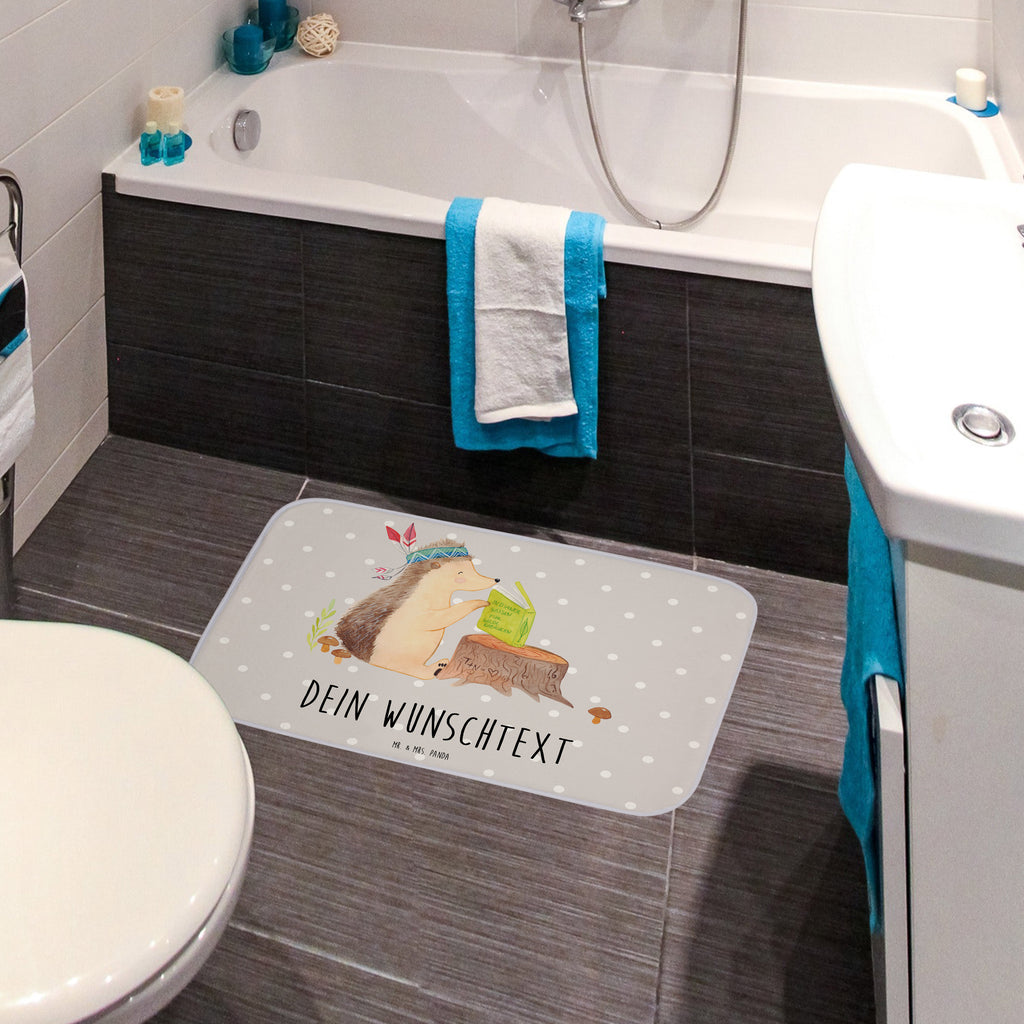 Personalisierter Badvorleger Igel Indianer Personalisierte Badematte, Personalisierter Badteppich, Personalisierter Duschvorleger, Personalisierter Badezimmerteppich, Personalisierter Badezimmermatte, Personalisierter Badvorleger, Personalisierter Duschmatte, Personalisierter Duschteppich, Badematte mit Namen, Badteppich mit Namen, Duschvorleger mit Namen, Badezimmerteppich mit Namen, Badezimmermatte mit Namen, Badvorleger mit Namen, Duschmatte mit Namen, Duschteppich mit Namen, Wunschtext, Badvorleger selbst bedrucken, Wunschname, Personalisieren, Waldtiere, Tiere, Igel, Indianer, Abenteuer, Lagerfeuer, Camping
