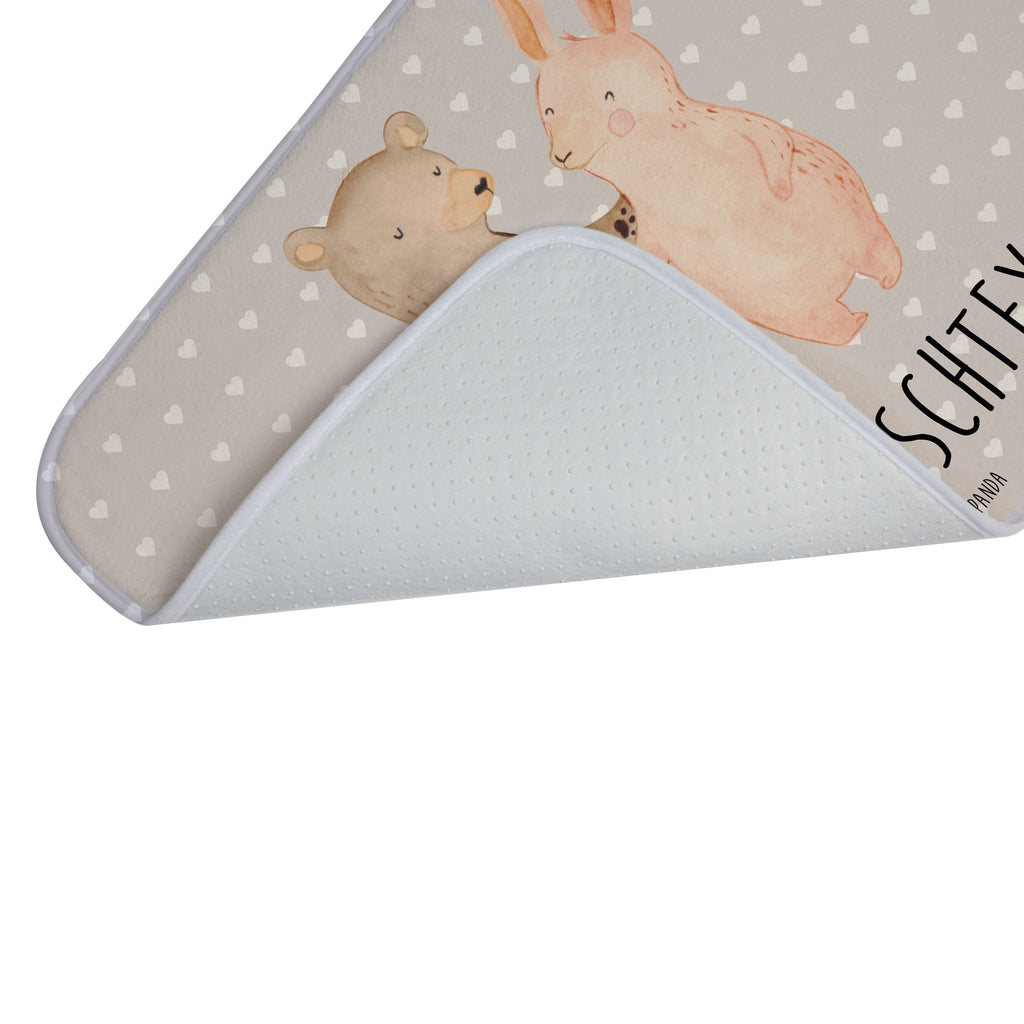 Personalisierter Badvorleger Bär Hase Umarmen Personalisierte Badematte, Personalisierter Badteppich, Personalisierter Duschvorleger, Personalisierter Badezimmerteppich, Personalisierter Badezimmermatte, Personalisierter Badvorleger, Personalisierter Duschmatte, Personalisierter Duschteppich, Badematte mit Namen, Badteppich mit Namen, Duschvorleger mit Namen, Badezimmerteppich mit Namen, Badezimmermatte mit Namen, Badvorleger mit Namen, Duschmatte mit Namen, Duschteppich mit Namen, Wunschtext, Badvorleger selbst bedrucken, Wunschname, Personalisieren, Liebe, Partner, Freund, Freundin, Ehemann, Ehefrau, Heiraten, Verlobung, Heiratsantrag, Liebesgeschenk, Jahrestag, Hocheitstag, Freunde, bester Freund, Hase, Bär, Bärchen, best friends