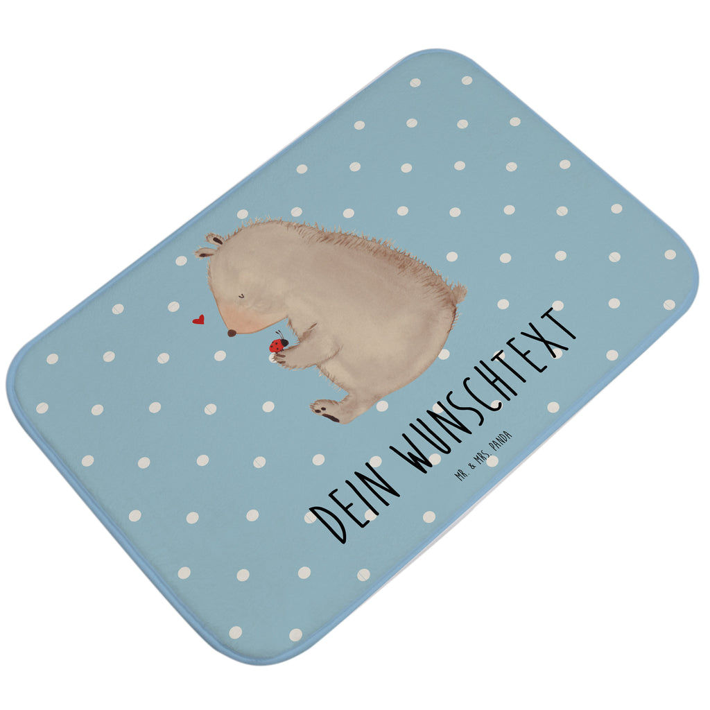 Personalisierter Badvorleger Bär mit Marienkäfer Personalisierte Badematte, Personalisierter Badteppich, Personalisierter Duschvorleger, Personalisierter Badezimmerteppich, Personalisierter Badezimmermatte, Personalisierter Badvorleger, Personalisierter Duschmatte, Personalisierter Duschteppich, Badematte mit Namen, Badteppich mit Namen, Duschvorleger mit Namen, Badezimmerteppich mit Namen, Badezimmermatte mit Namen, Badvorleger mit Namen, Duschmatte mit Namen, Duschteppich mit Namen, Wunschtext, Badvorleger selbst bedrucken, Wunschname, Personalisieren, Bär, Teddy, Teddybär, Marienkäfer, Liebe, Freiheit, Motivation, Das Leben ist schön