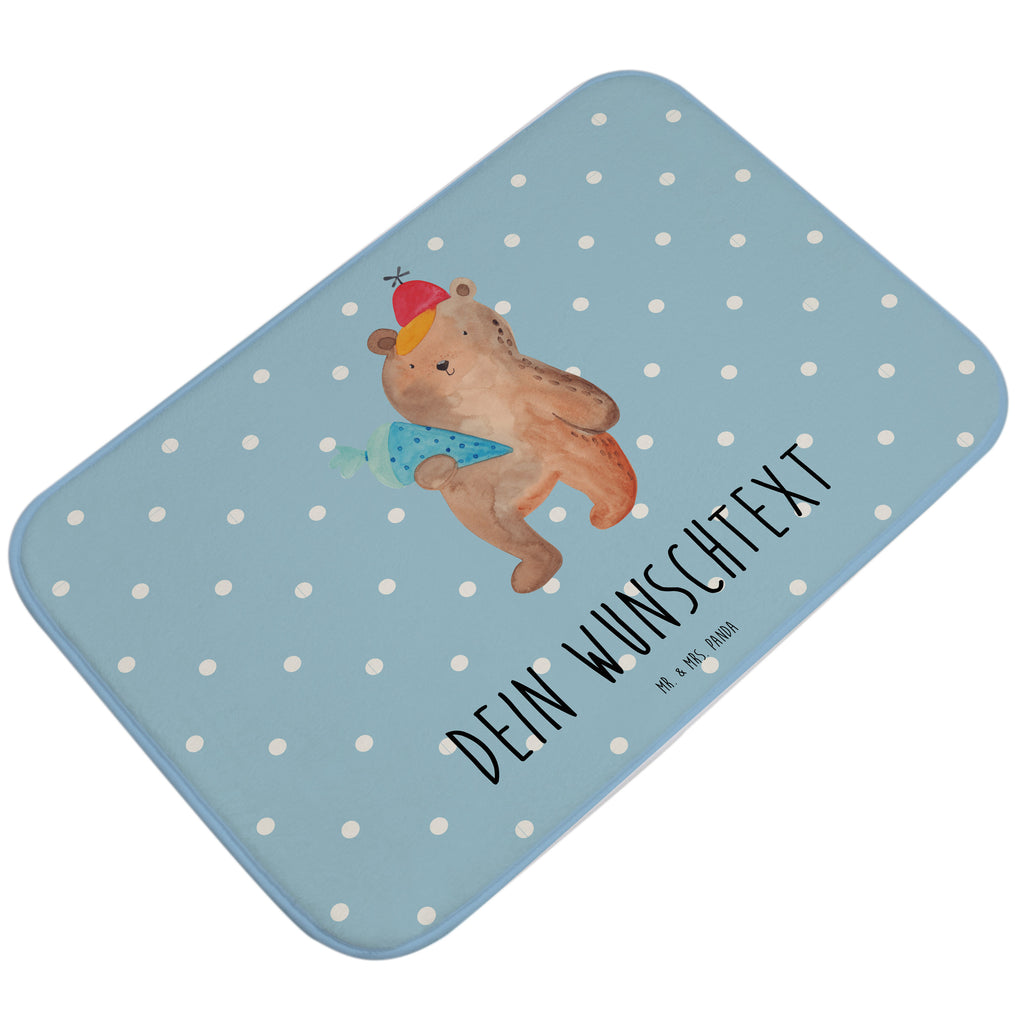 Personalisierter Badvorleger Bär mit Schultüte Personalisierte Badematte, Personalisierter Badteppich, Personalisierter Duschvorleger, Personalisierter Badezimmerteppich, Personalisierter Badezimmermatte, Personalisierter Badvorleger, Personalisierter Duschmatte, Personalisierter Duschteppich, Badematte mit Namen, Badteppich mit Namen, Duschvorleger mit Namen, Badezimmerteppich mit Namen, Badezimmermatte mit Namen, Badvorleger mit Namen, Duschmatte mit Namen, Duschteppich mit Namen, Wunschtext, Badvorleger selbst bedrucken, Wunschname, Personalisieren, Bär, Teddy, Teddybär, Bär Motiv, Schultüte, Erster Schultag Geschenk, Einschulung Geschenk, Schule Geschenk, Grundschule, Schulanfang, Schulbeginn