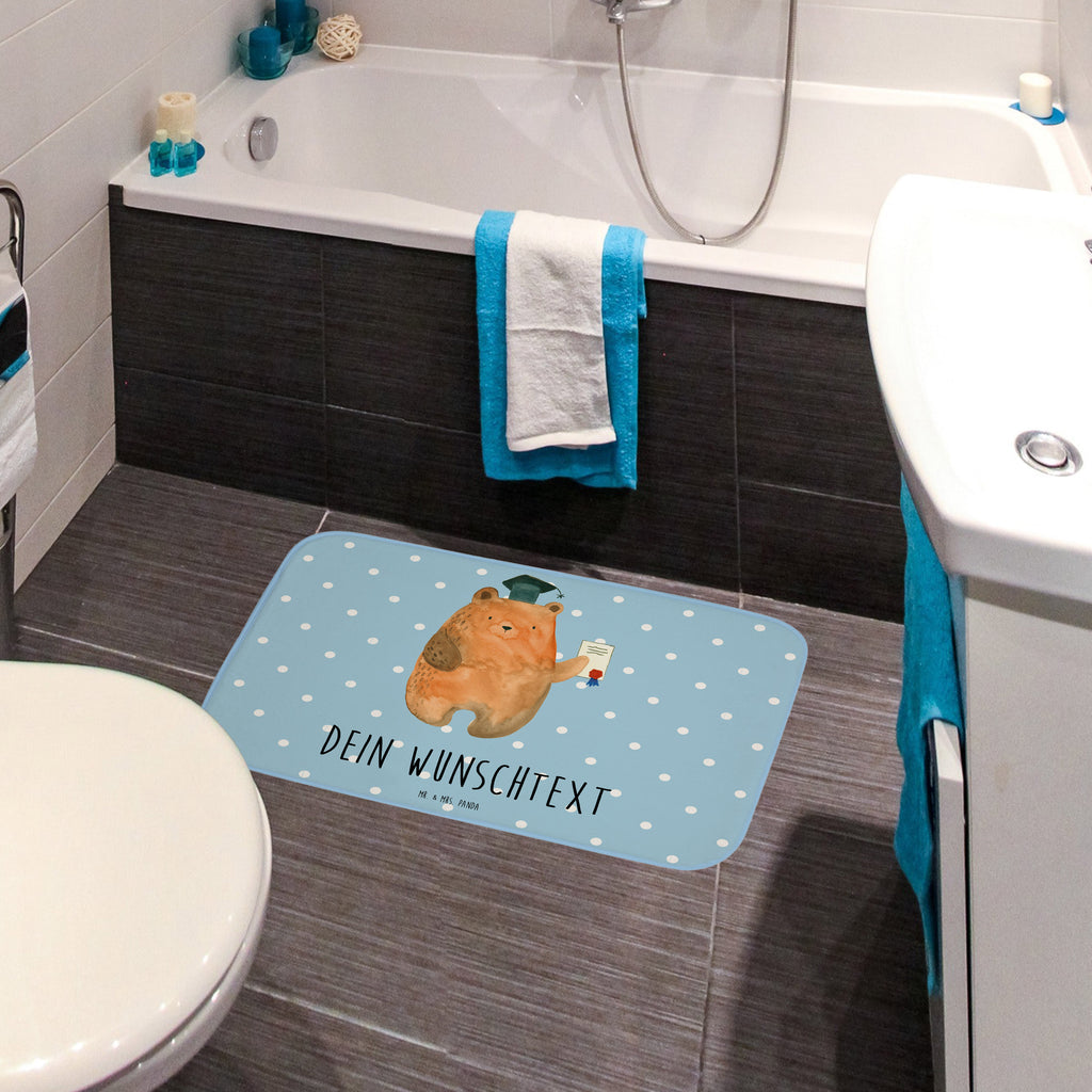 Personalisierter Badvorleger Prüfungsbär Personalisierte Badematte, Personalisierter Badteppich, Personalisierter Duschvorleger, Personalisierter Badezimmerteppich, Personalisierter Badezimmermatte, Personalisierter Badvorleger, Personalisierter Duschmatte, Personalisierter Duschteppich, Badematte mit Namen, Badteppich mit Namen, Duschvorleger mit Namen, Badezimmerteppich mit Namen, Badezimmermatte mit Namen, Badvorleger mit Namen, Duschmatte mit Namen, Duschteppich mit Namen, Wunschtext, Badvorleger selbst bedrucken, Wunschname, Personalisieren, Bär, Teddy, Teddybär, Abitur, Prüfungen, Prüfung bestanden, Abschluss, Zeugnis, Abschlusszeugnis