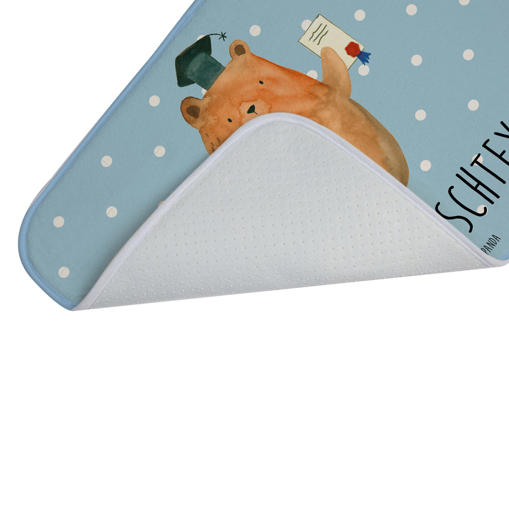Personalisierter Badvorleger Prüfungsbär Personalisierte Badematte, Personalisierter Badteppich, Personalisierter Duschvorleger, Personalisierter Badezimmerteppich, Personalisierter Badezimmermatte, Personalisierter Badvorleger, Personalisierter Duschmatte, Personalisierter Duschteppich, Badematte mit Namen, Badteppich mit Namen, Duschvorleger mit Namen, Badezimmerteppich mit Namen, Badezimmermatte mit Namen, Badvorleger mit Namen, Duschmatte mit Namen, Duschteppich mit Namen, Wunschtext, Badvorleger selbst bedrucken, Wunschname, Personalisieren, Bär, Teddy, Teddybär, Abitur, Prüfungen, Prüfung bestanden, Abschluss, Zeugnis, Abschlusszeugnis