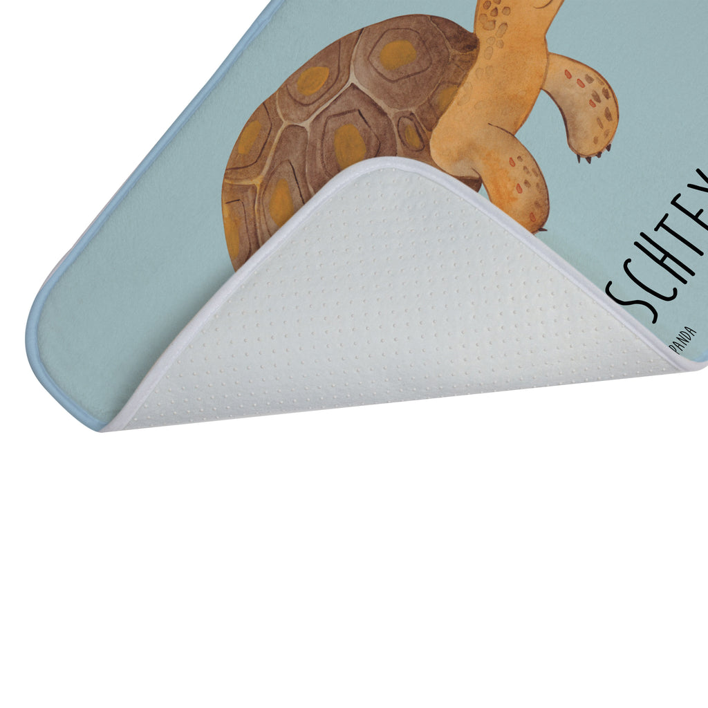 Personalisierter Badvorleger Schildkröte marschiert Personalisierte Badematte, Personalisierter Badteppich, Personalisierter Duschvorleger, Personalisierter Badezimmerteppich, Personalisierter Badezimmermatte, Personalisierter Badvorleger, Personalisierter Duschmatte, Personalisierter Duschteppich, Badematte mit Namen, Badteppich mit Namen, Duschvorleger mit Namen, Badezimmerteppich mit Namen, Badezimmermatte mit Namen, Badvorleger mit Namen, Duschmatte mit Namen, Duschteppich mit Namen, Wunschtext, Badvorleger selbst bedrucken, Wunschname, Personalisieren, Meerestiere, Meer, Urlaub, Schildkröte, Schildkröten, get lost, Abenteuer, Reiselust, Inspiration, Neustart, Motivation, Lieblingsmensch