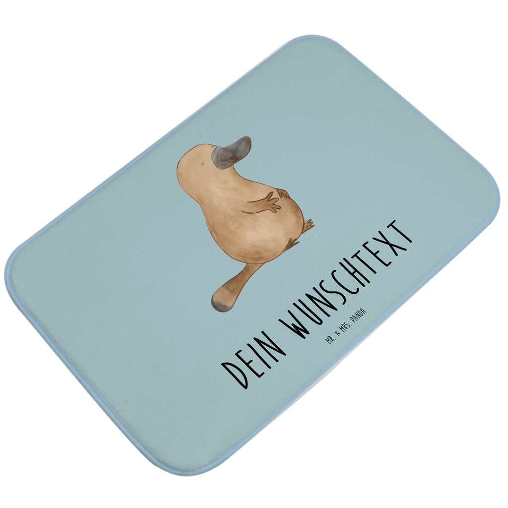 Personalisierter Badvorleger Schnabeltier mutig Personalisierte Badematte, Personalisierter Badteppich, Personalisierter Duschvorleger, Personalisierter Badezimmerteppich, Personalisierter Badezimmermatte, Personalisierter Badvorleger, Personalisierter Duschmatte, Personalisierter Duschteppich, Badematte mit Namen, Badteppich mit Namen, Duschvorleger mit Namen, Badezimmerteppich mit Namen, Badezimmermatte mit Namen, Badvorleger mit Namen, Duschmatte mit Namen, Duschteppich mit Namen, Wunschtext, Badvorleger selbst bedrucken, Wunschname, Personalisieren, Meerestiere, Meer, Urlaub, Schnabeltier, Mut, mutig, Lebensweisheit, Schnabeltiere, Motivation, Training, Büro, Arbeit, Neuanfang, Neustart, Weltreise, Raodtrip